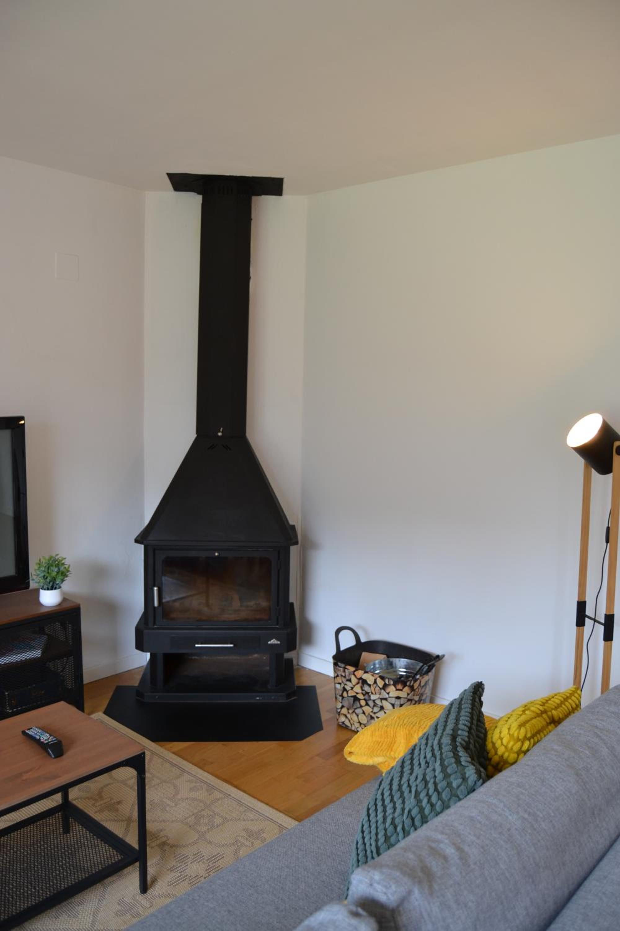 Ventanal de Saras Petfriendly Garaje Trastero y Chimenea - Arafita Apartamentos
