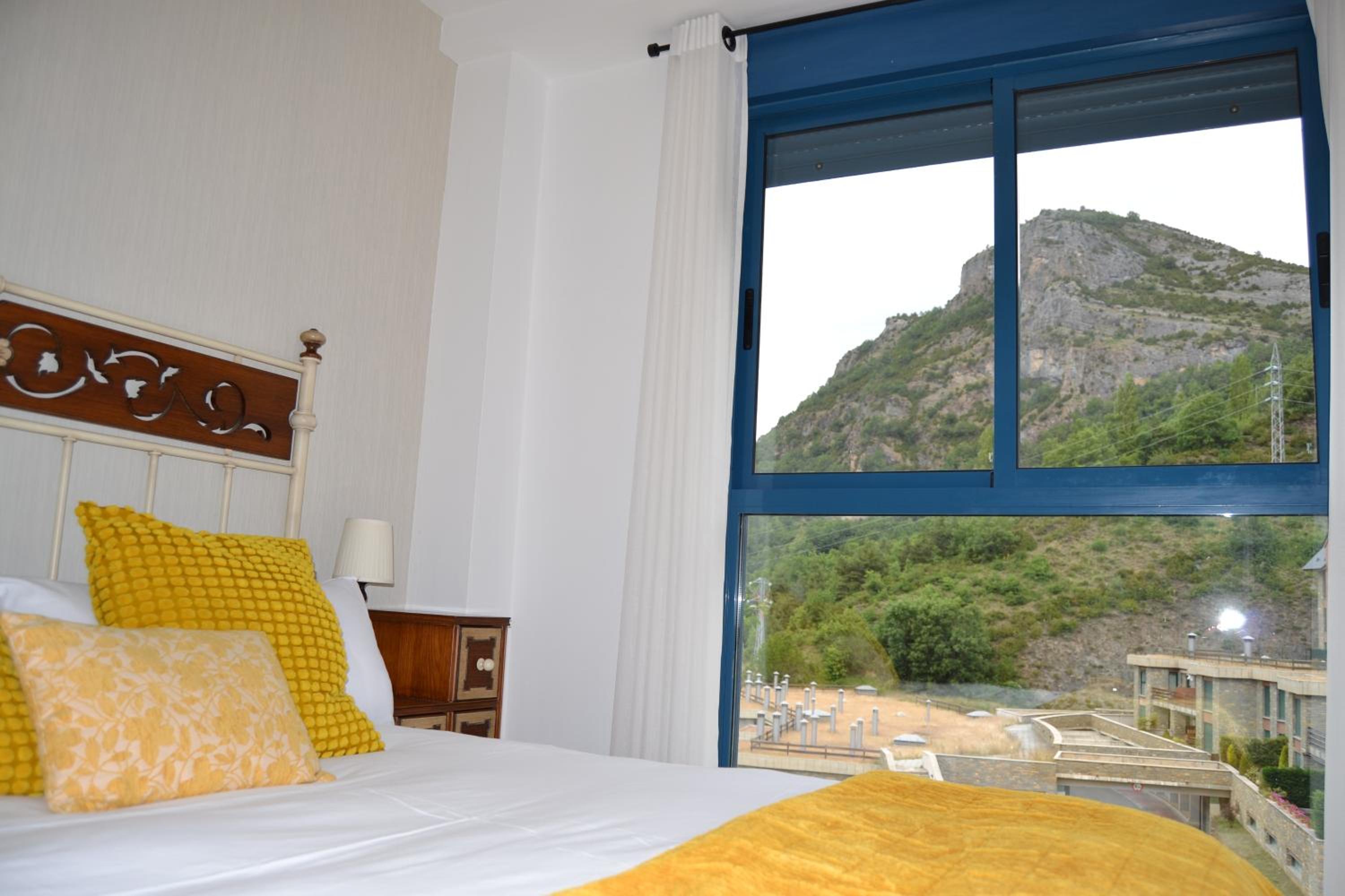 Ventanal de Saras Petfriendly Garaje Trastero y Chimenea - Arafita Apartamentos