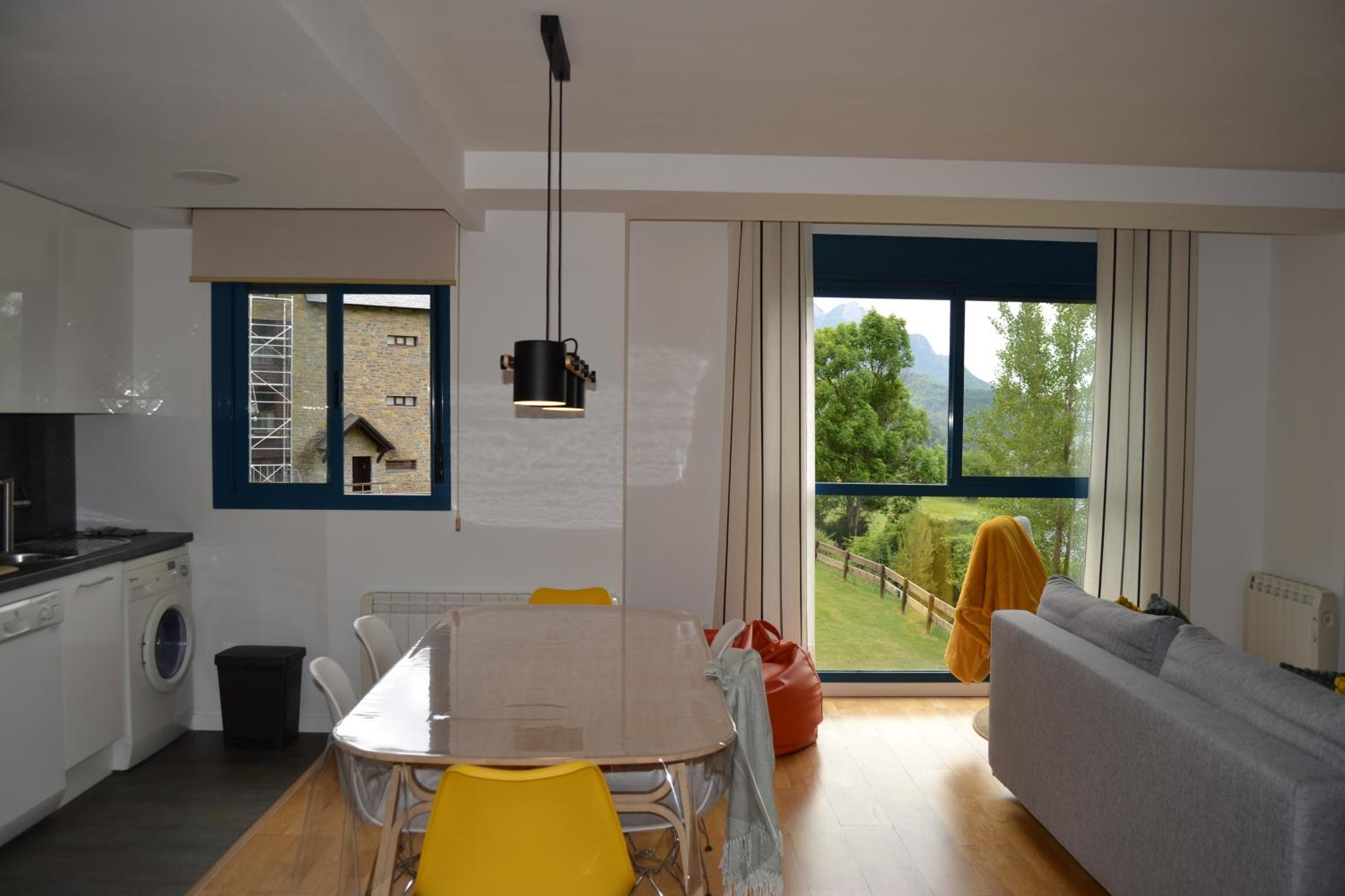 Ventanal de Saras Petfriendly Garaje Trastero y Chimenea - Arafita Apartamentos