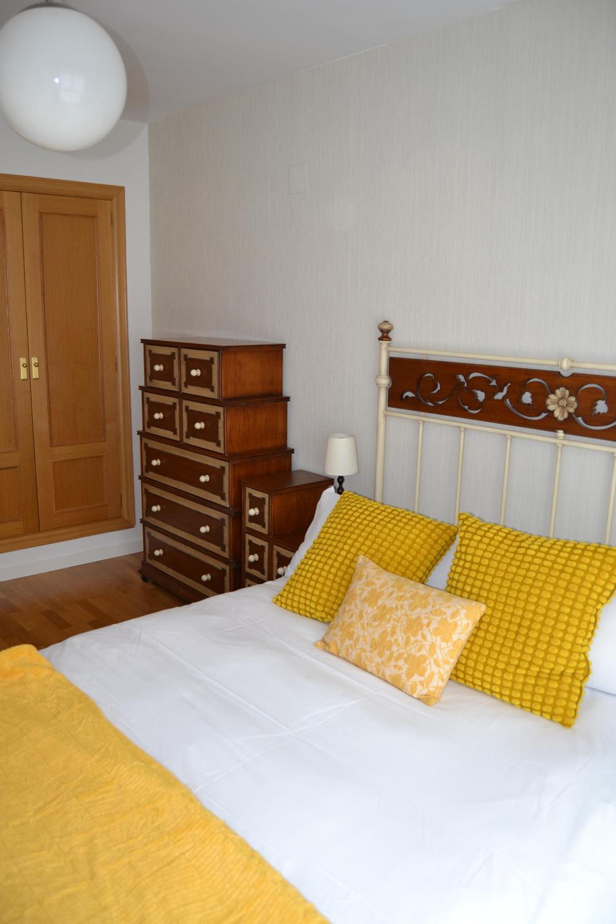 Ventanal de Saras Petfriendly Garaje Trastero y Chimenea - Arafita Apartamentos