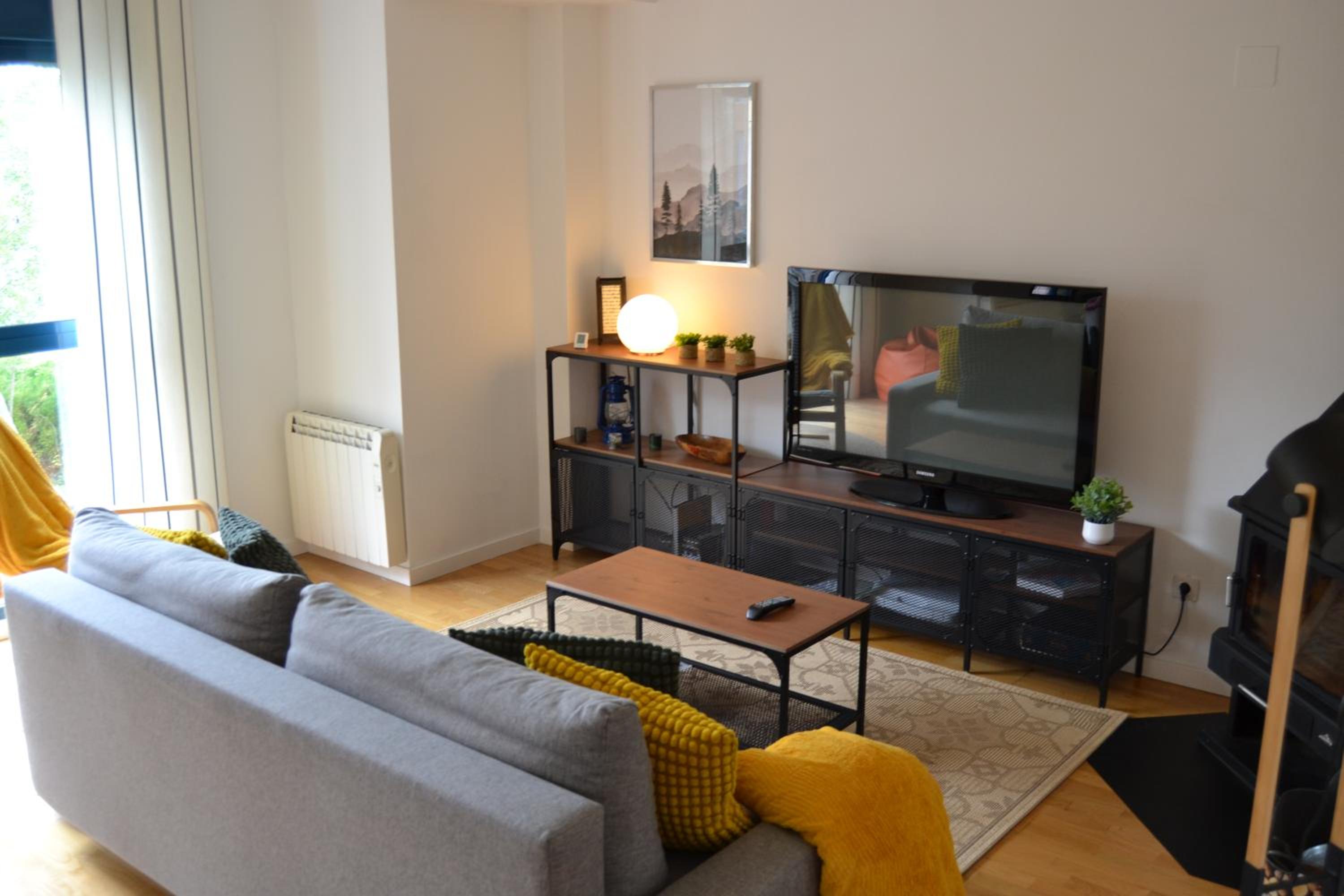Ventanal de Saras Petfriendly Garaje Trastero y Chimenea - Arafita Apartamentos