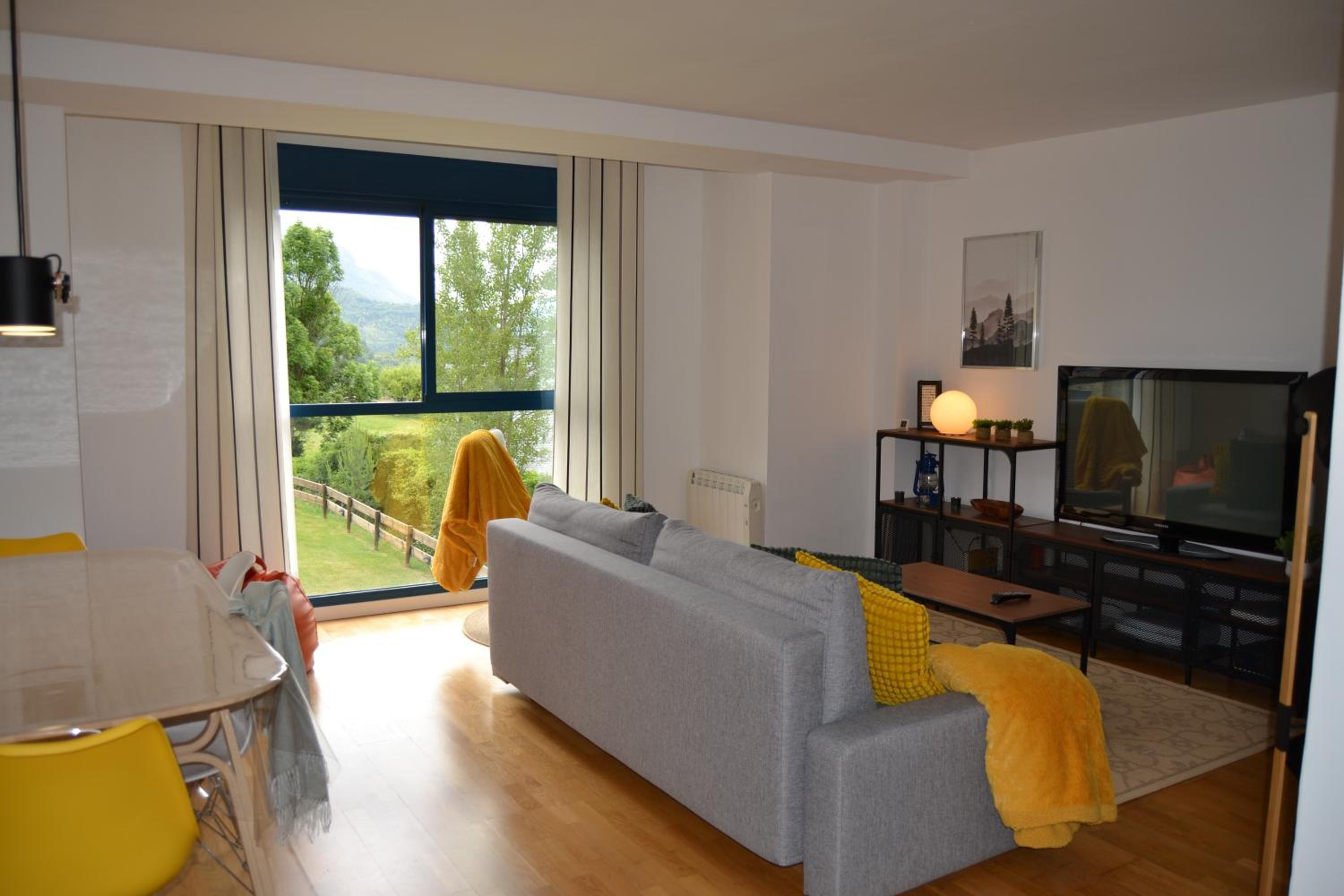 Ventanal de Saras Petfriendly Garaje Trastero y Chimenea - Arafita Apartamentos