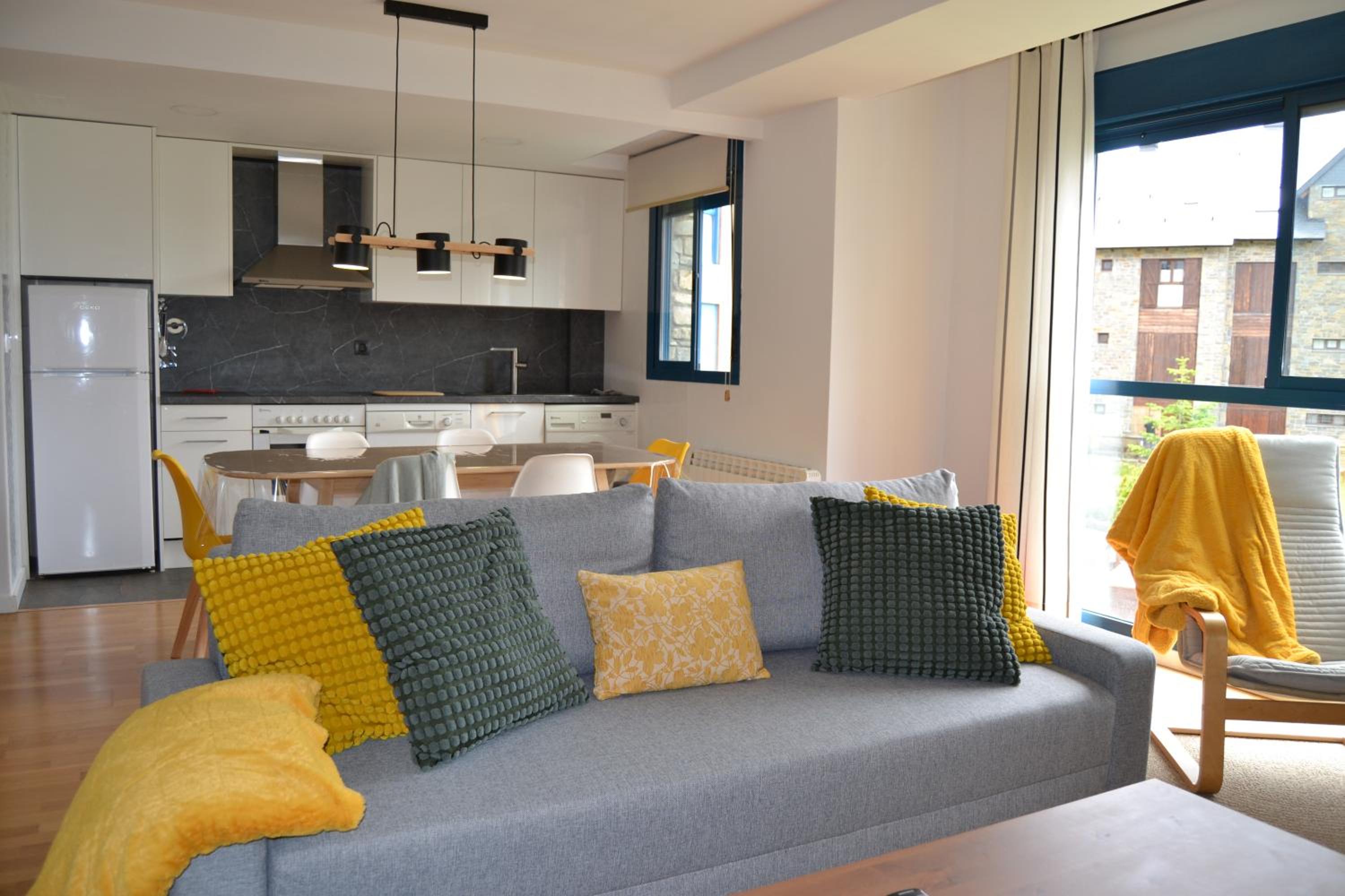 Ventanal de Saras Petfriendly Garaje Trastero y Chimenea - Arafita Apartamentos