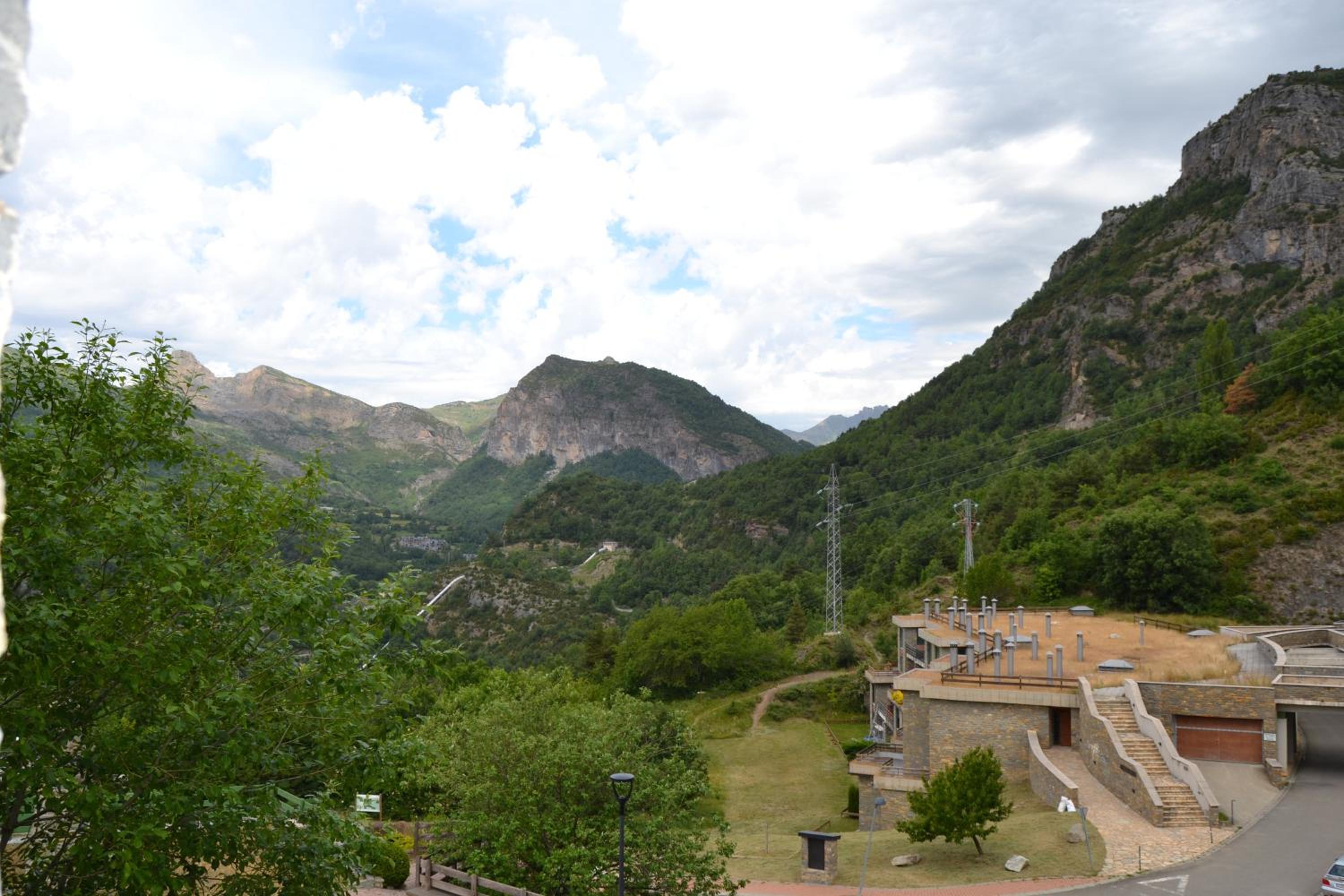 Ventanal de Saras Petfriendly Garaje Trastero y Chimenea - Arafita Apartamentos