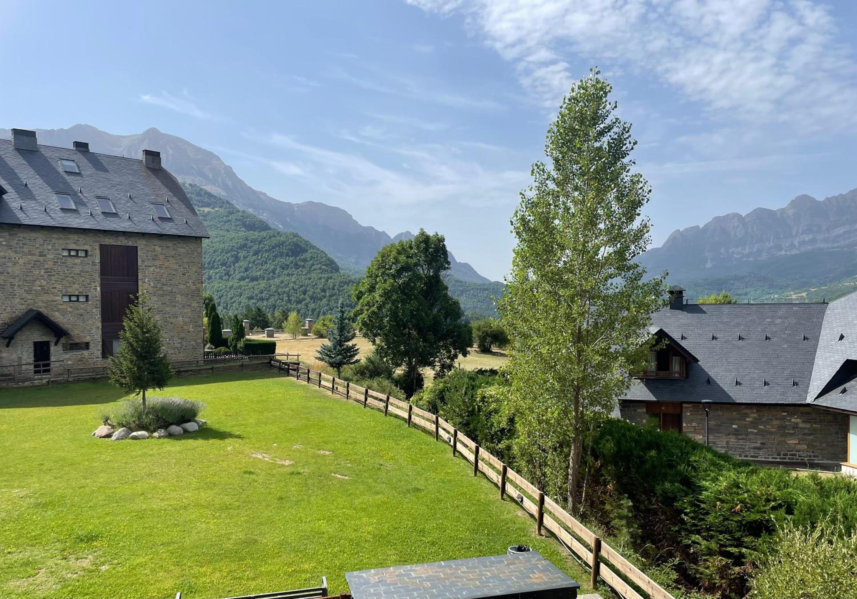 Ventanal de Saras Petfriendly Garaje Trastero y Chimenea - Arafita Apartamentos