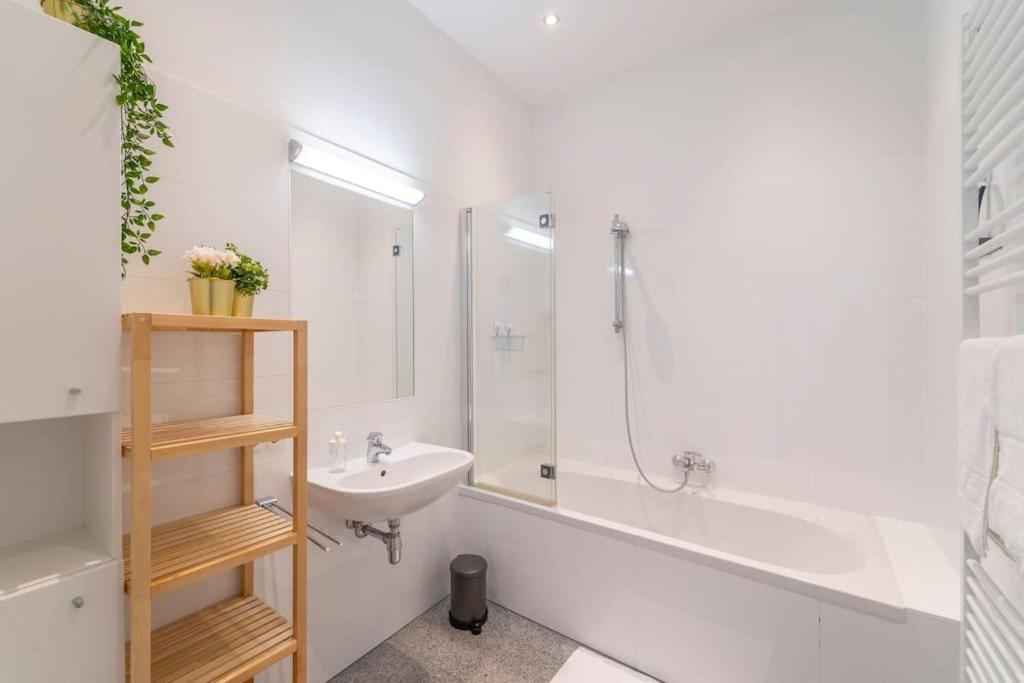 Central Apartment I Chic and Bright Accommodation