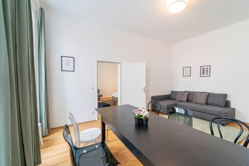 Central Apartment I Chic and Bright Accommodation