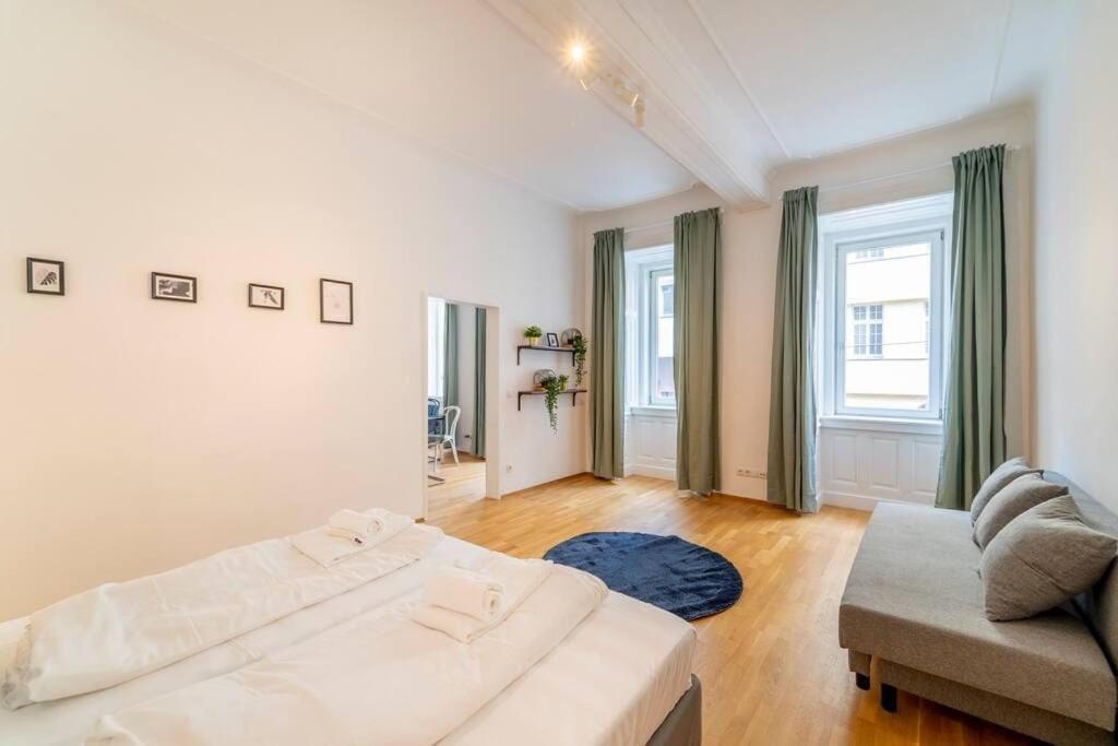 Central Apartment I Chic and Bright Accommodation