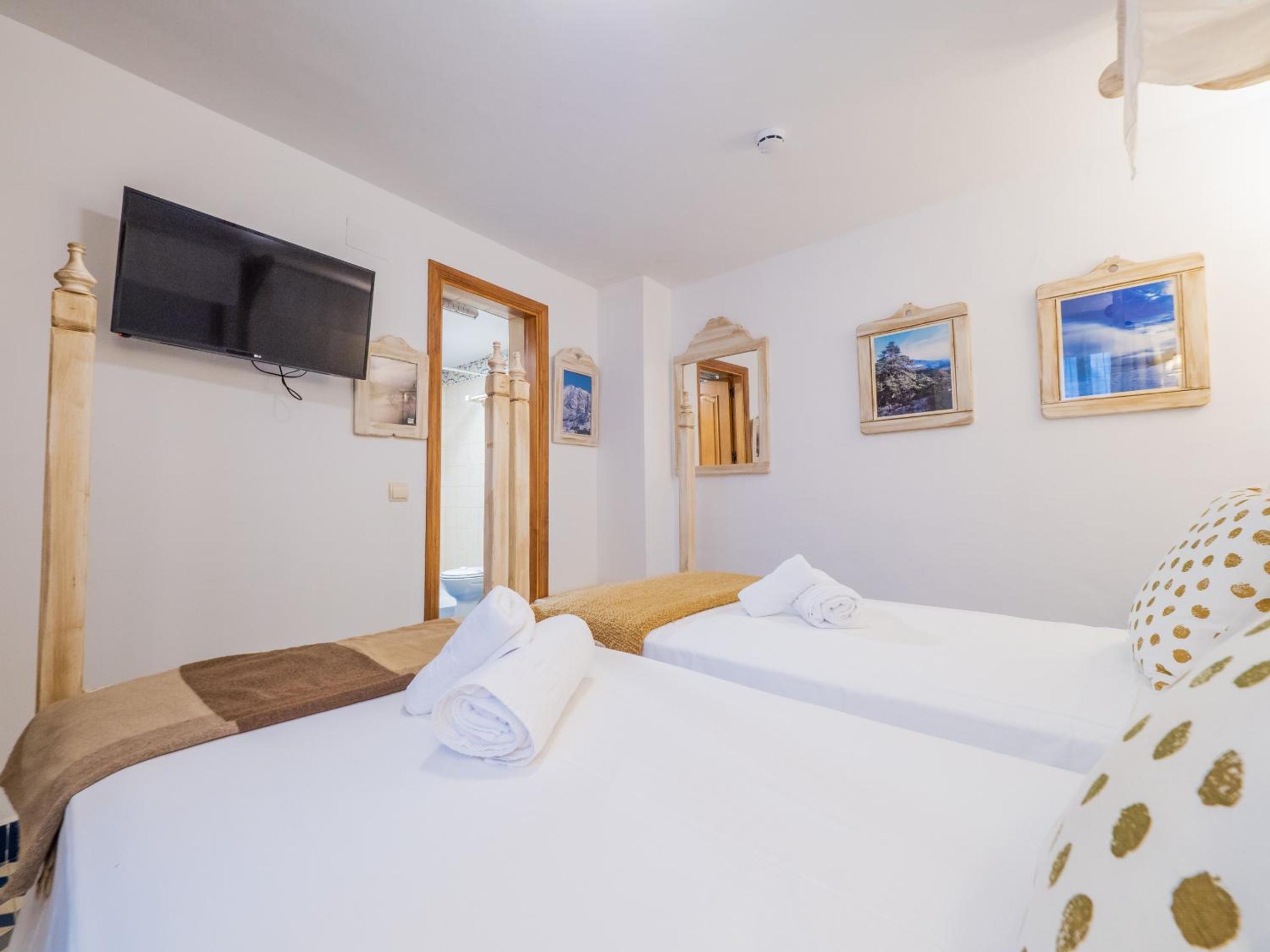 Cubo's Hostal La Plaza Room 203 with Breakfast view 5