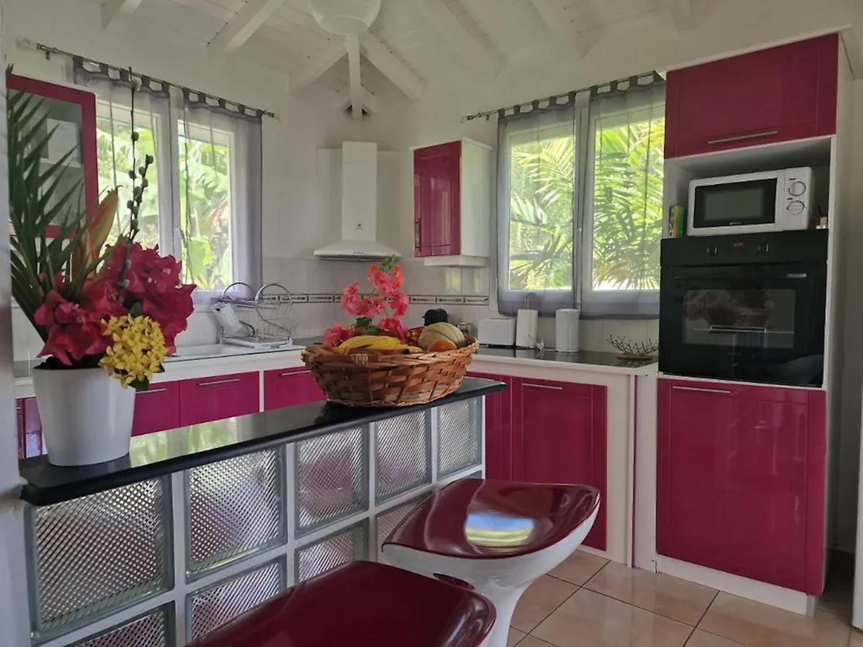 Maison lumineuse avec piscine au Moule view 3