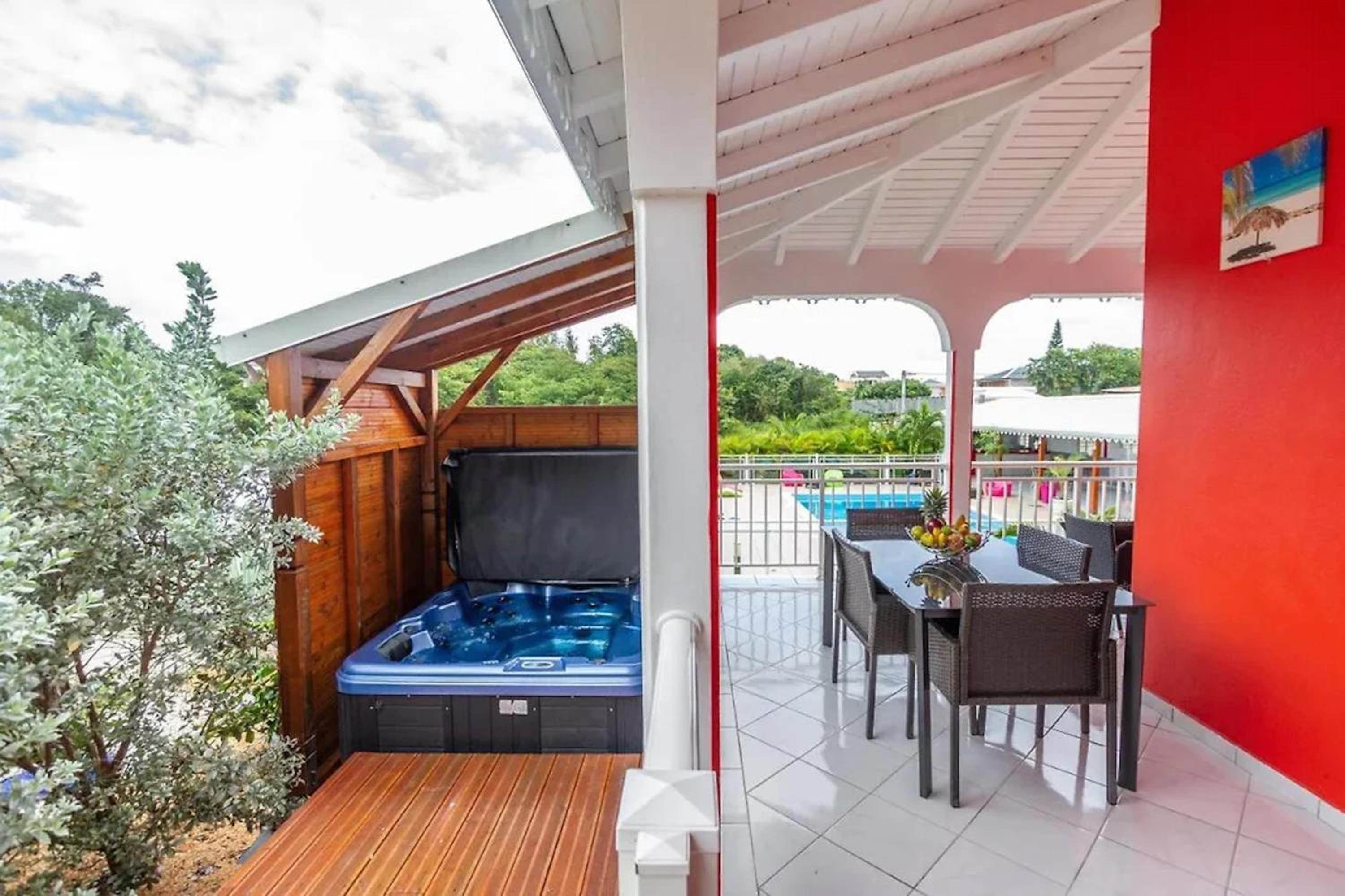 Maison lumineuse avec piscine au Moule view 4