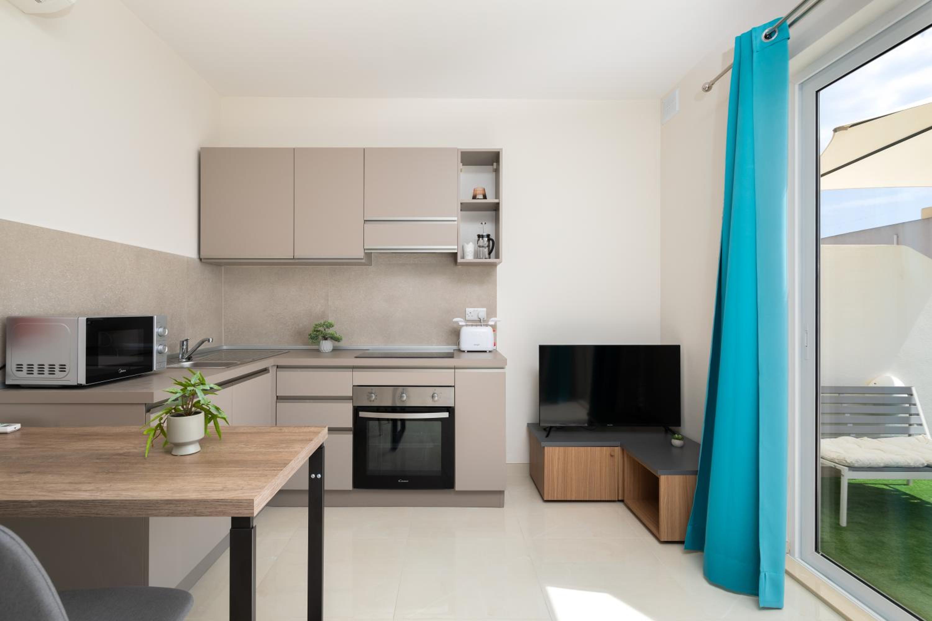 Sunlit Stylish Penthouse with Hot Tub - Close to Sliema Promenade, St Julian's & St Georges Bay view 2