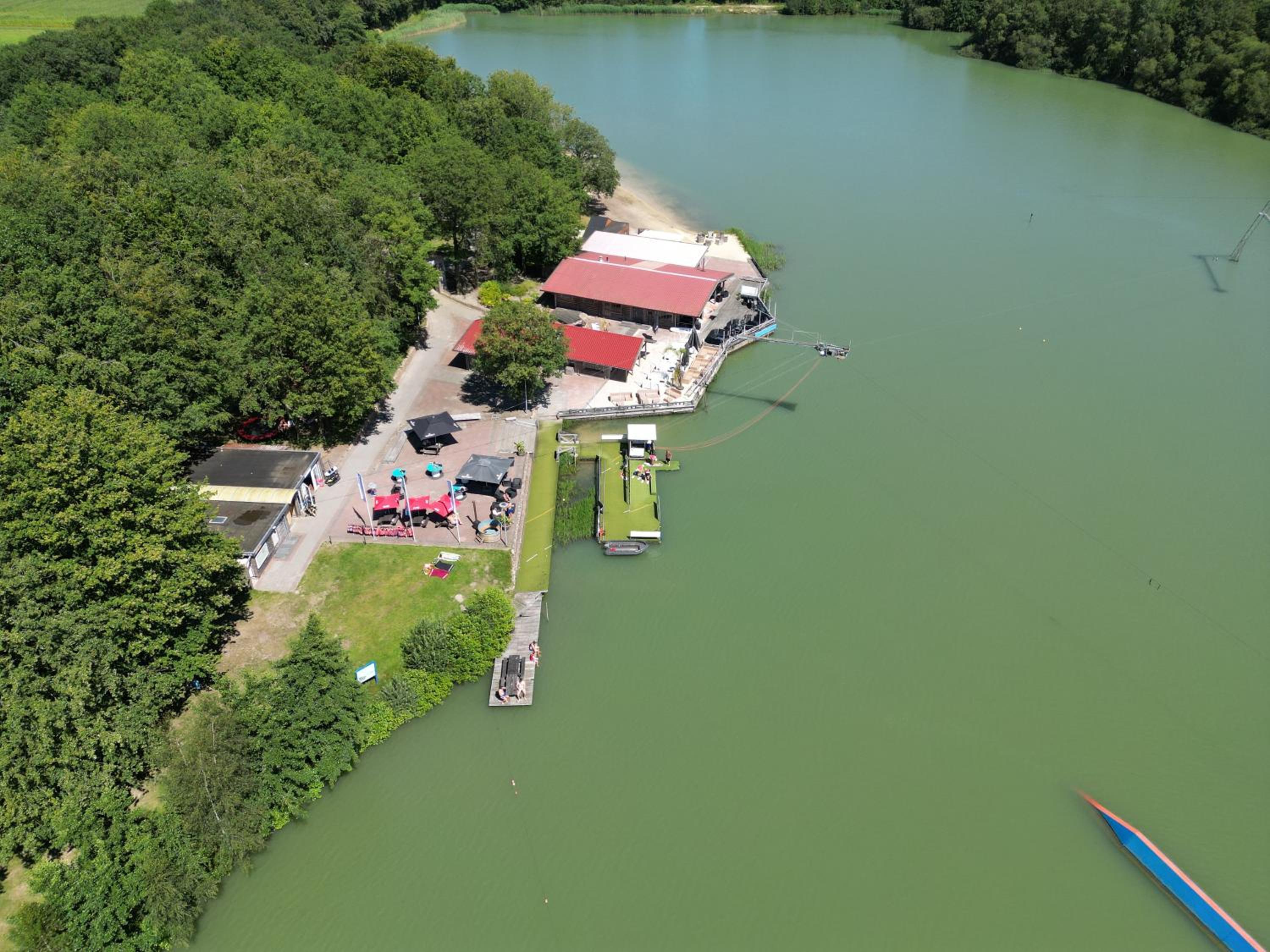 Gezellig chalet met 2 slaapkamers en zicht op het water view 5