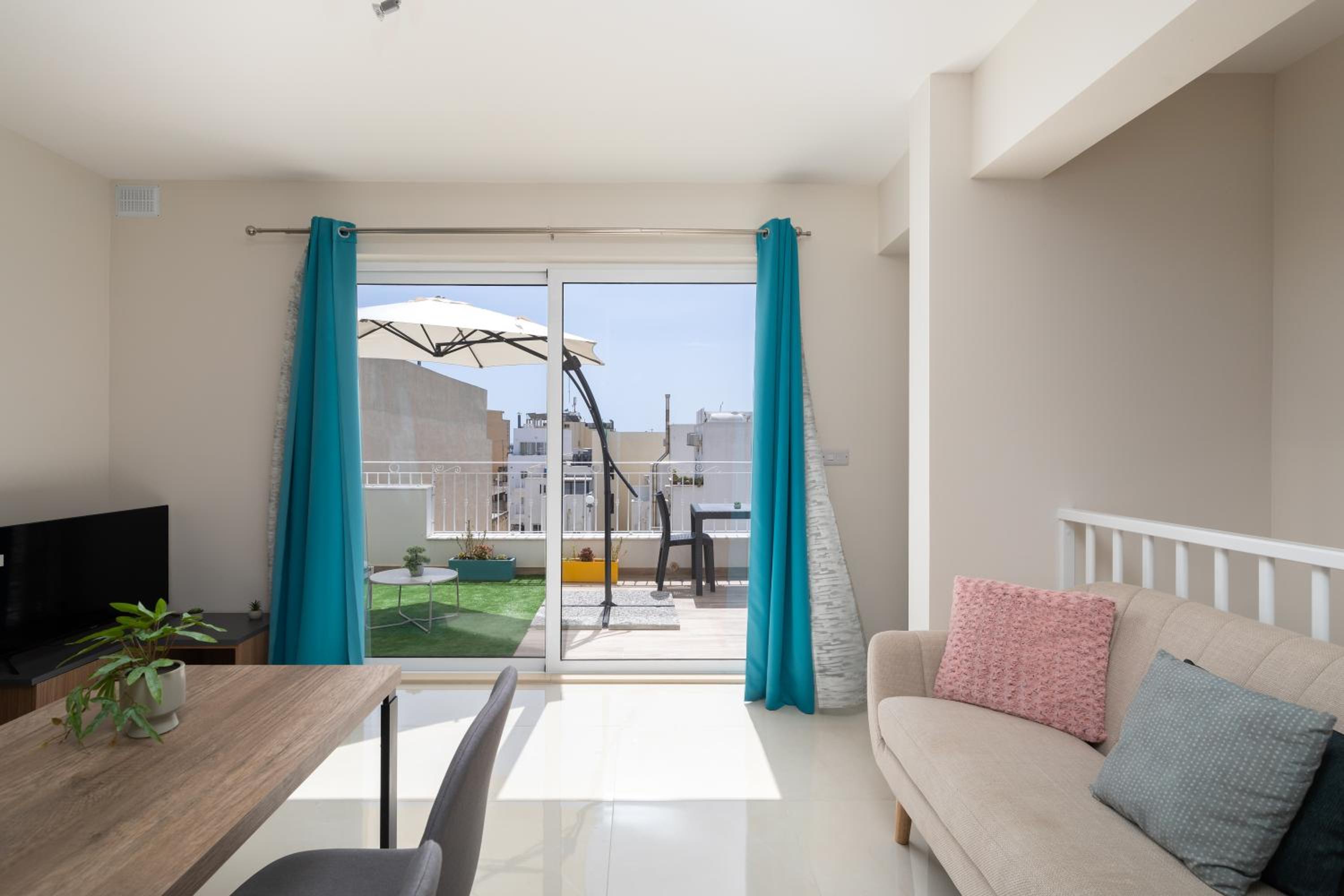 Sunlit Stylish Penthouse with Hot Tub - Close to Sliema Promenade, St Julian's & St Georges Bay view 3