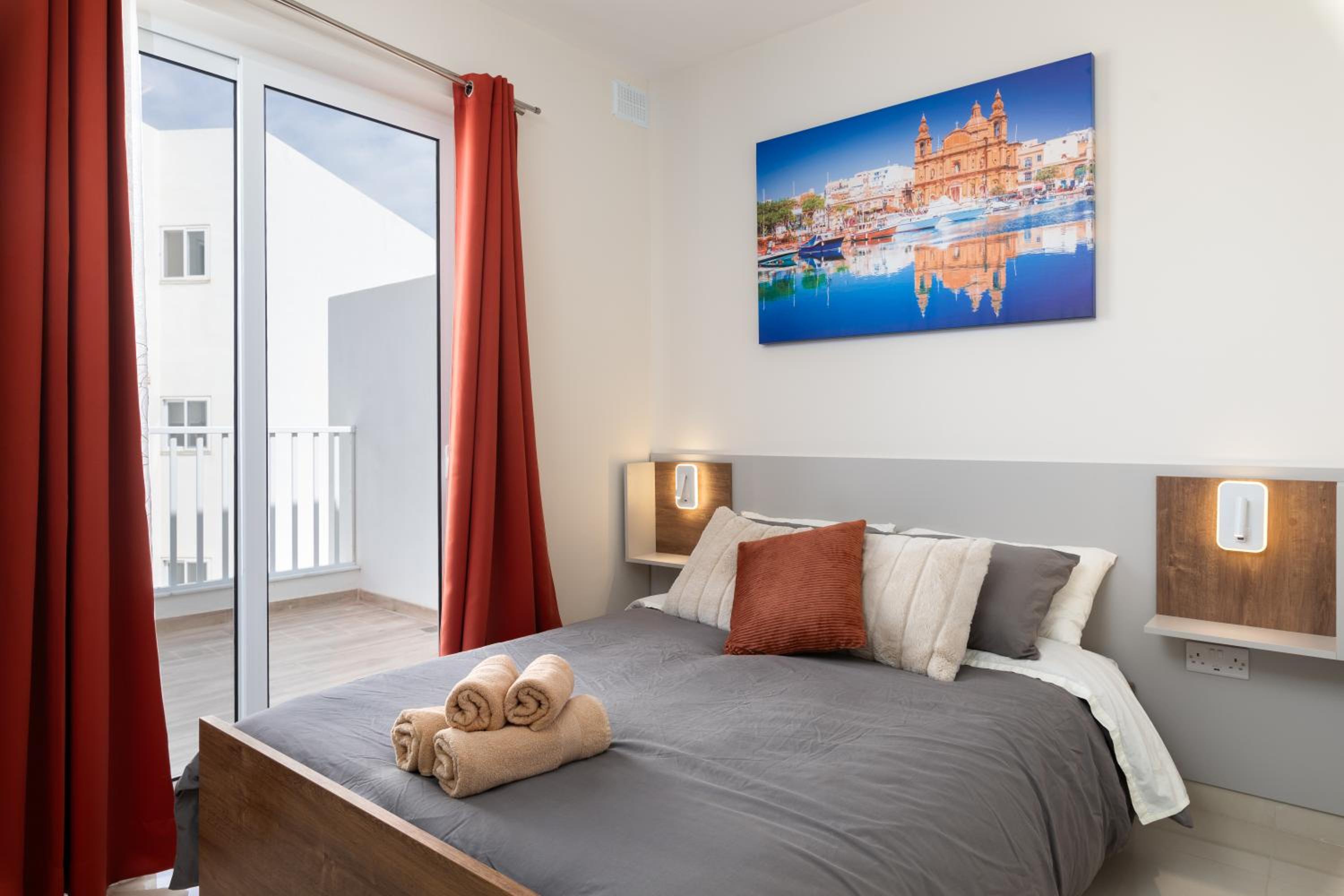 Sunlit Stylish Penthouse with Hot Tub - Close to Sliema Promenade, St Julian's & St Georges Bay view 4