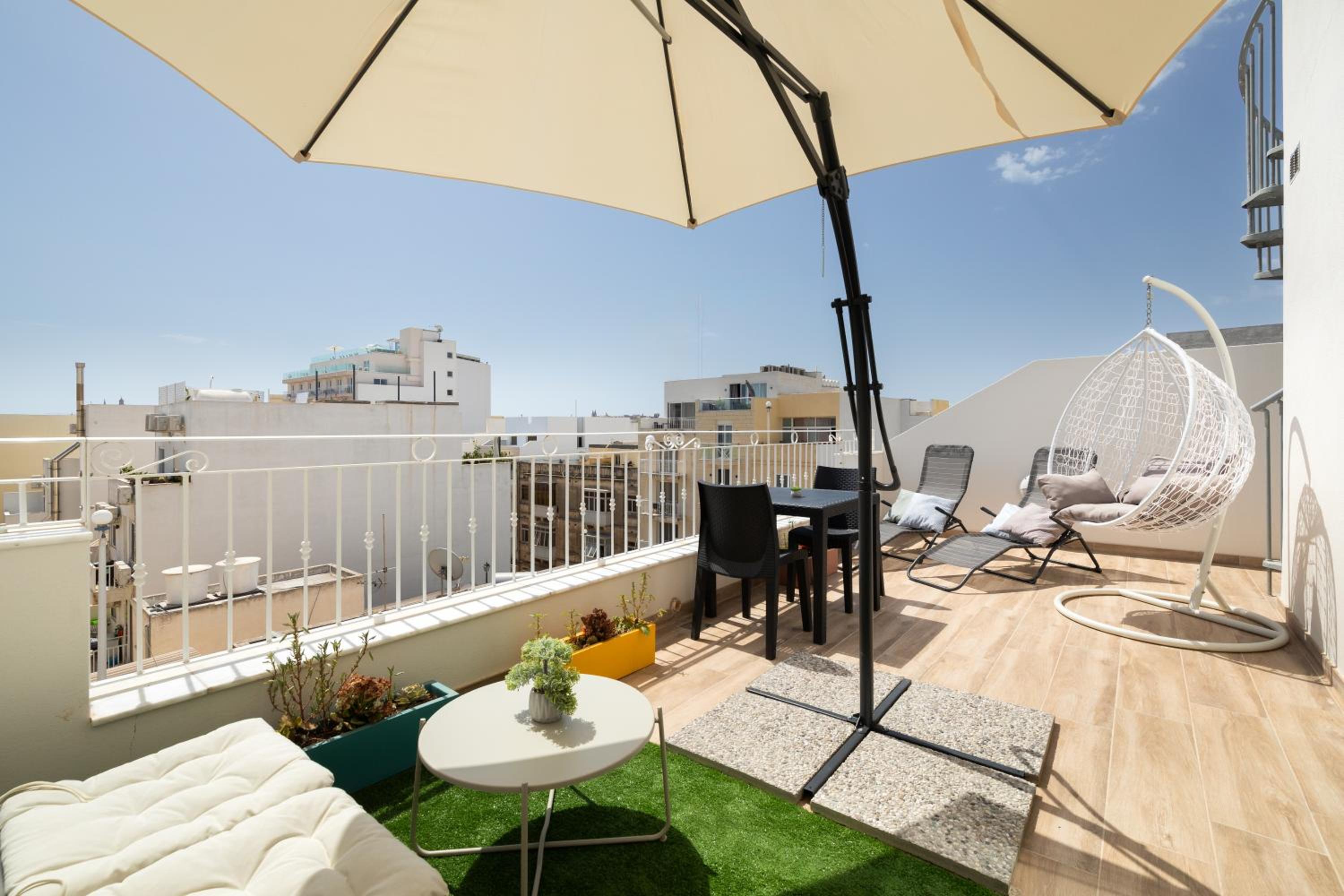 Hotel Sunlit Stylish Penthouse with Hot Tub - Close to Sliema Promenade, St Julian's & St Georges Bay - Image 1