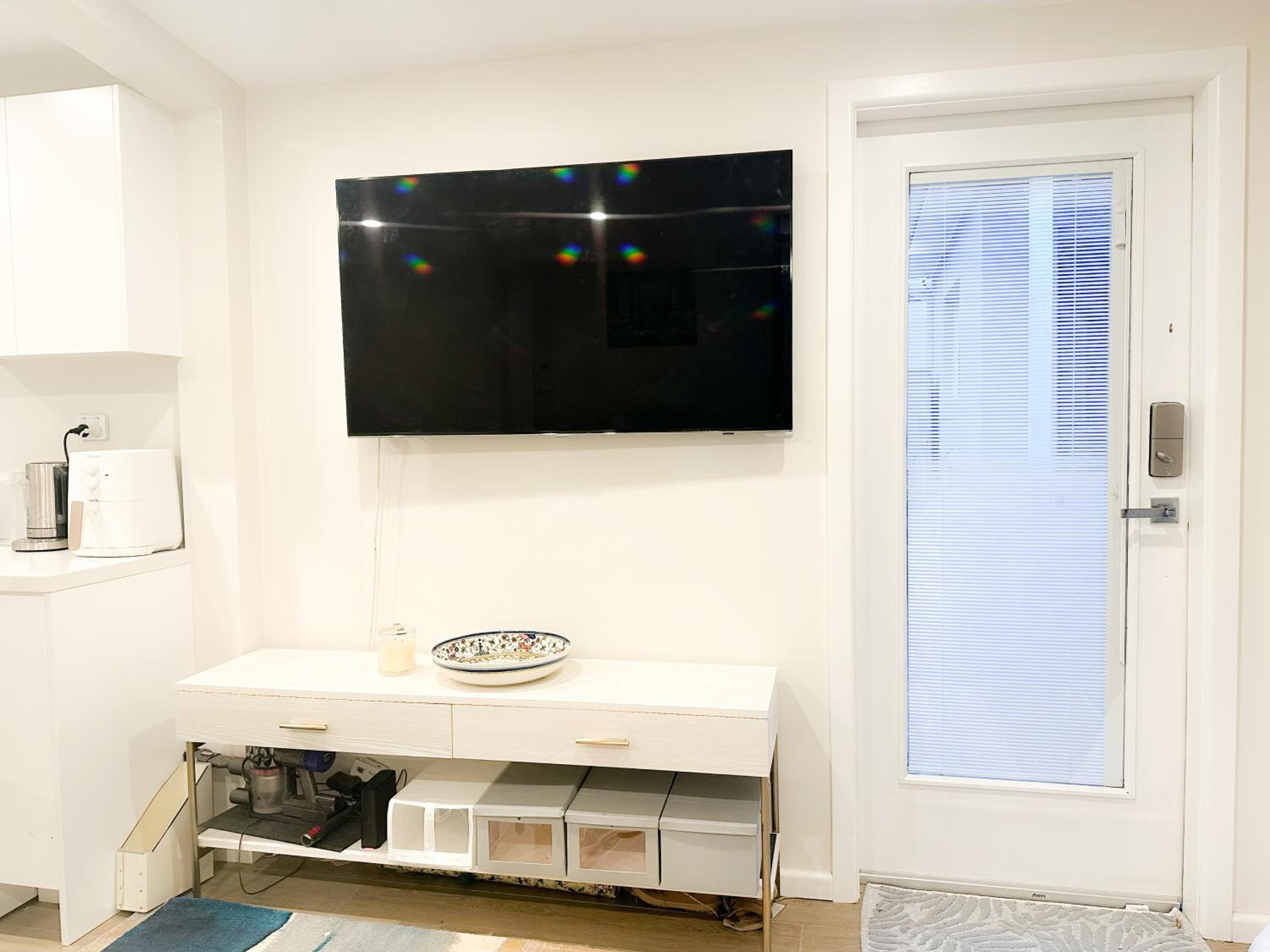 Private, local living Studio in Mascot, airport