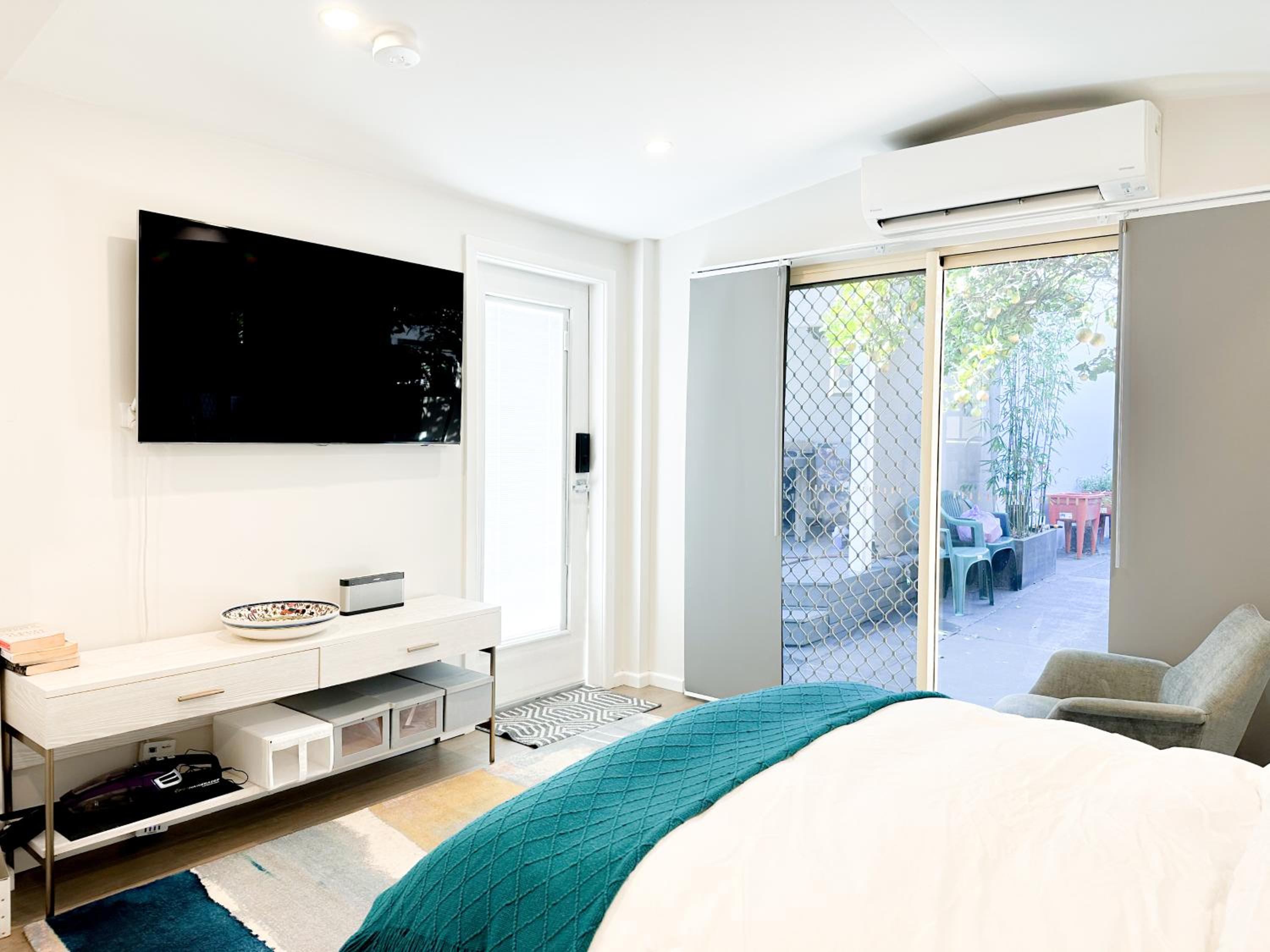 Private, local living Studio in Mascot, airport