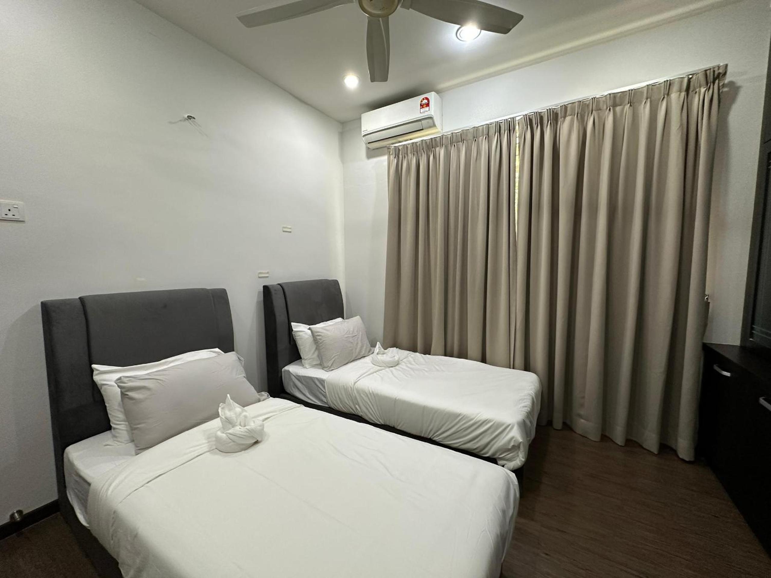 Landed House Gelugor 5BR 3B-20pax by 3C photo 5