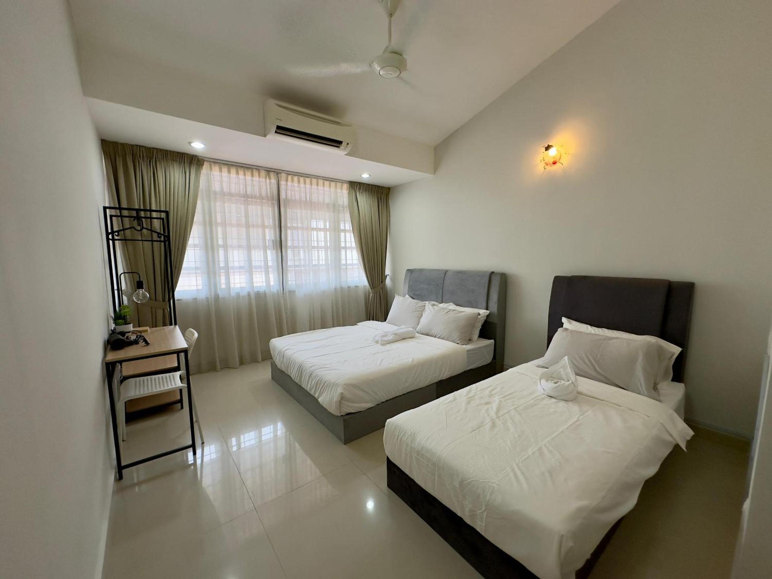 Landed House Gelugor 5BR 3B-20pax by 3C photo 2