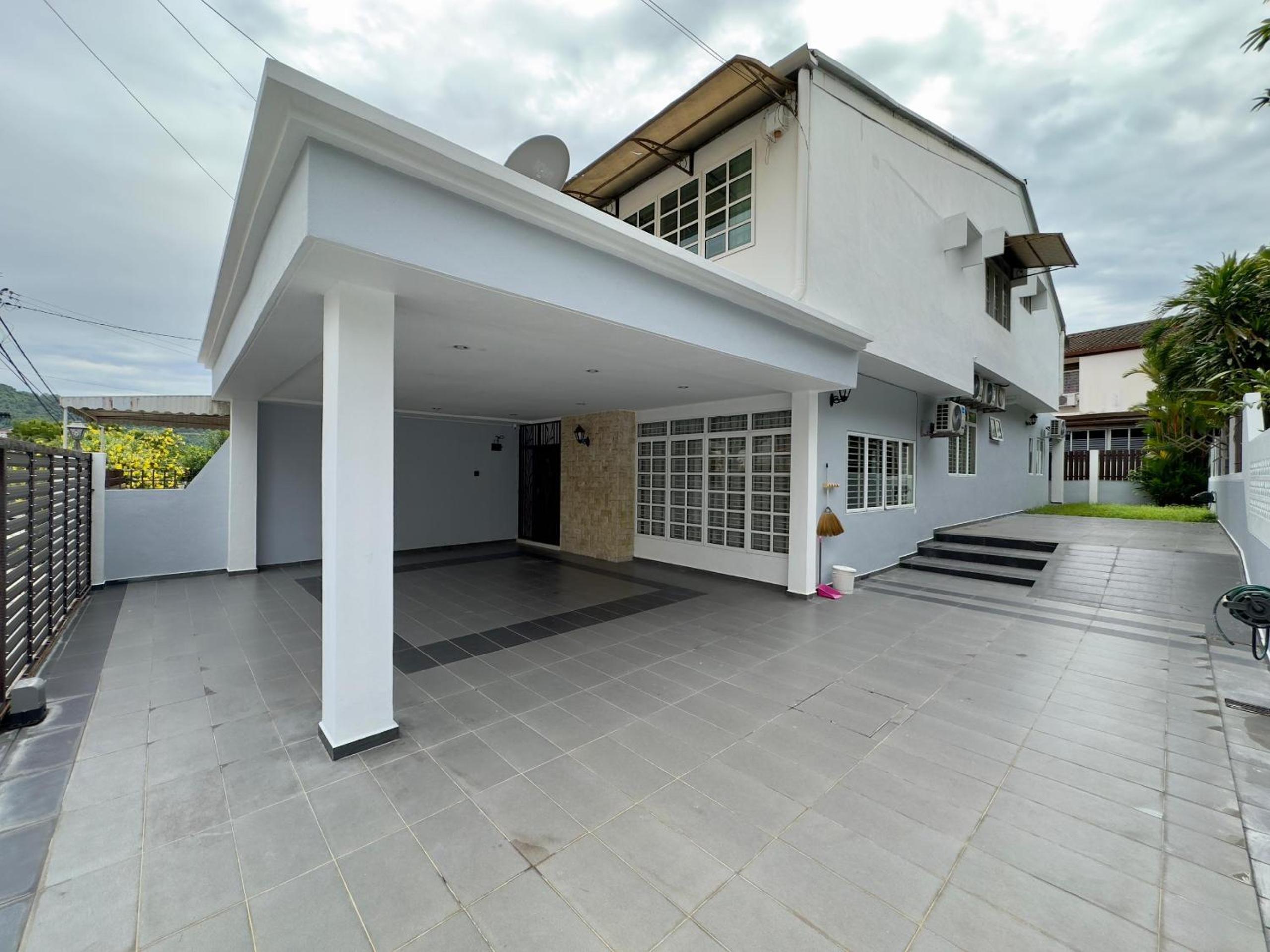 Landed House Gelugor 5BR 3B-20pax by 3C photo 1