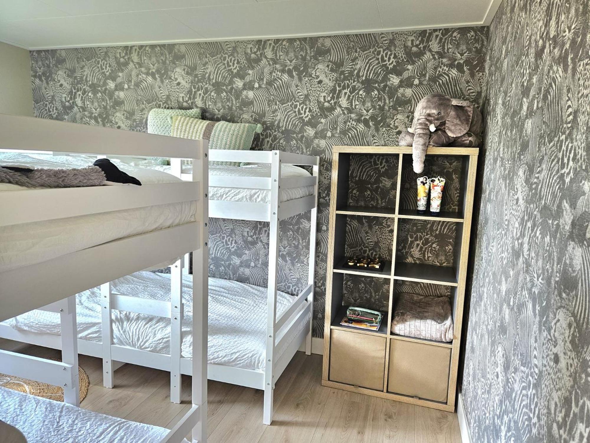Holiday house with private SAUNA and HOTTUB on park de Ijsvogel with swimming pools and children entertaiment AIRCO