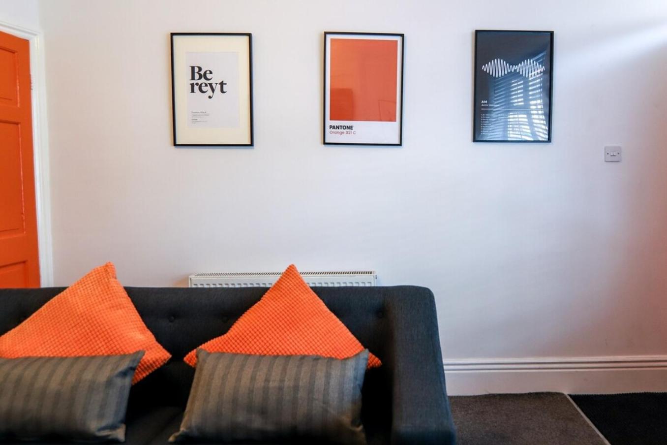Beautiful 3 Bedroom House - Sleeps 5 Free Parking view 3