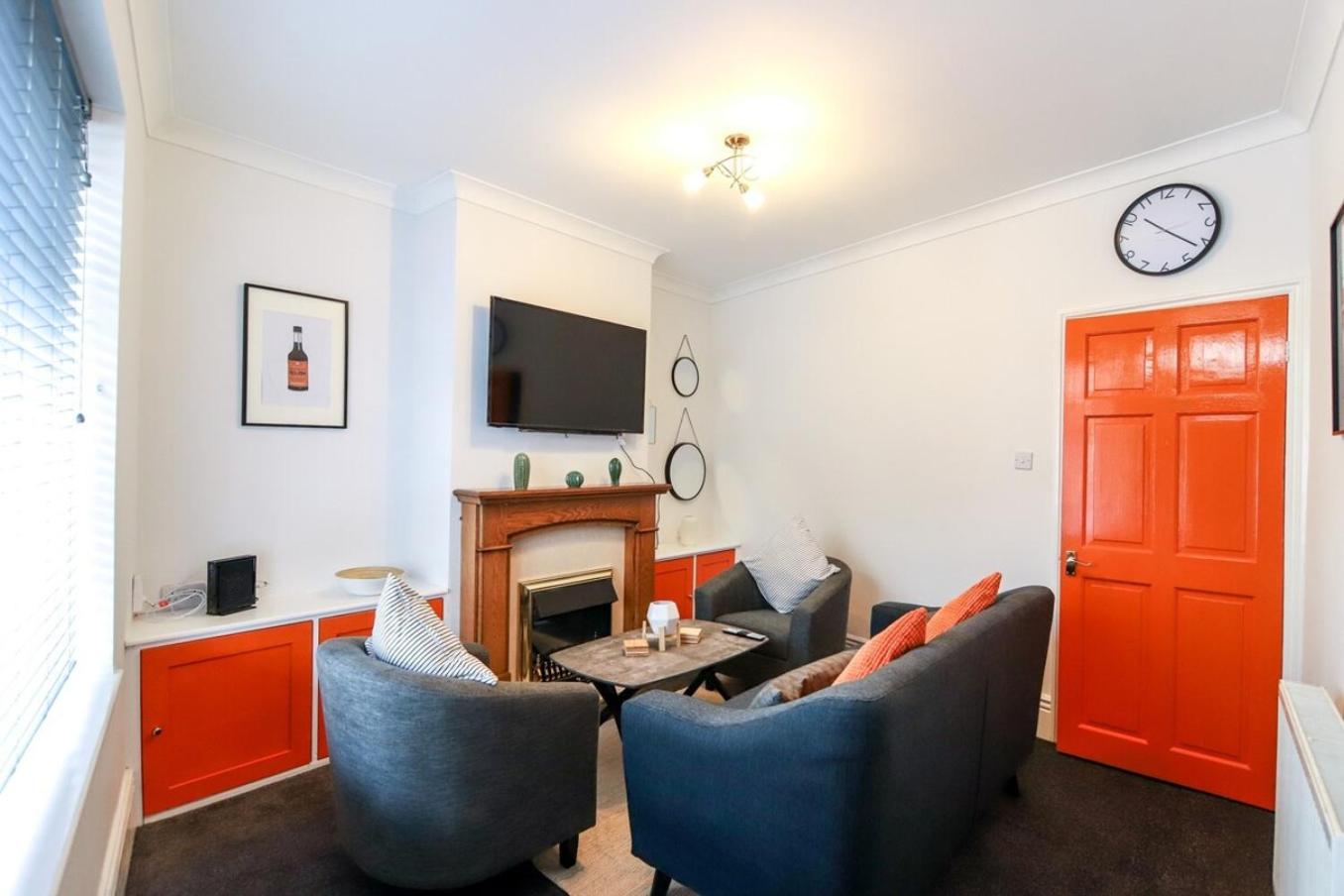 Beautiful 3 Bedroom House - Sleeps 5 Free Parking view 5