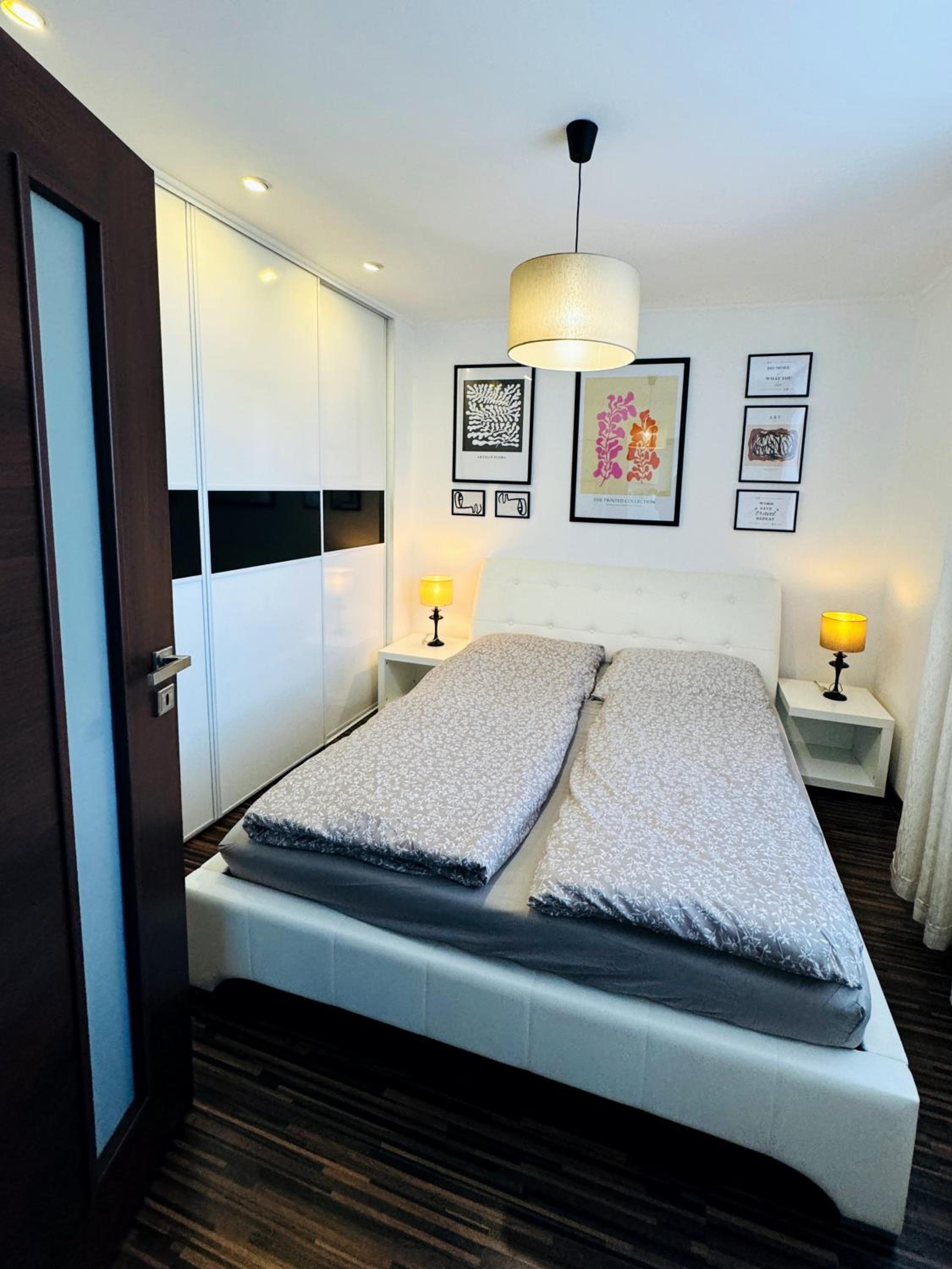 Moderný 2-spálňový apartmán Twins White s balkónom