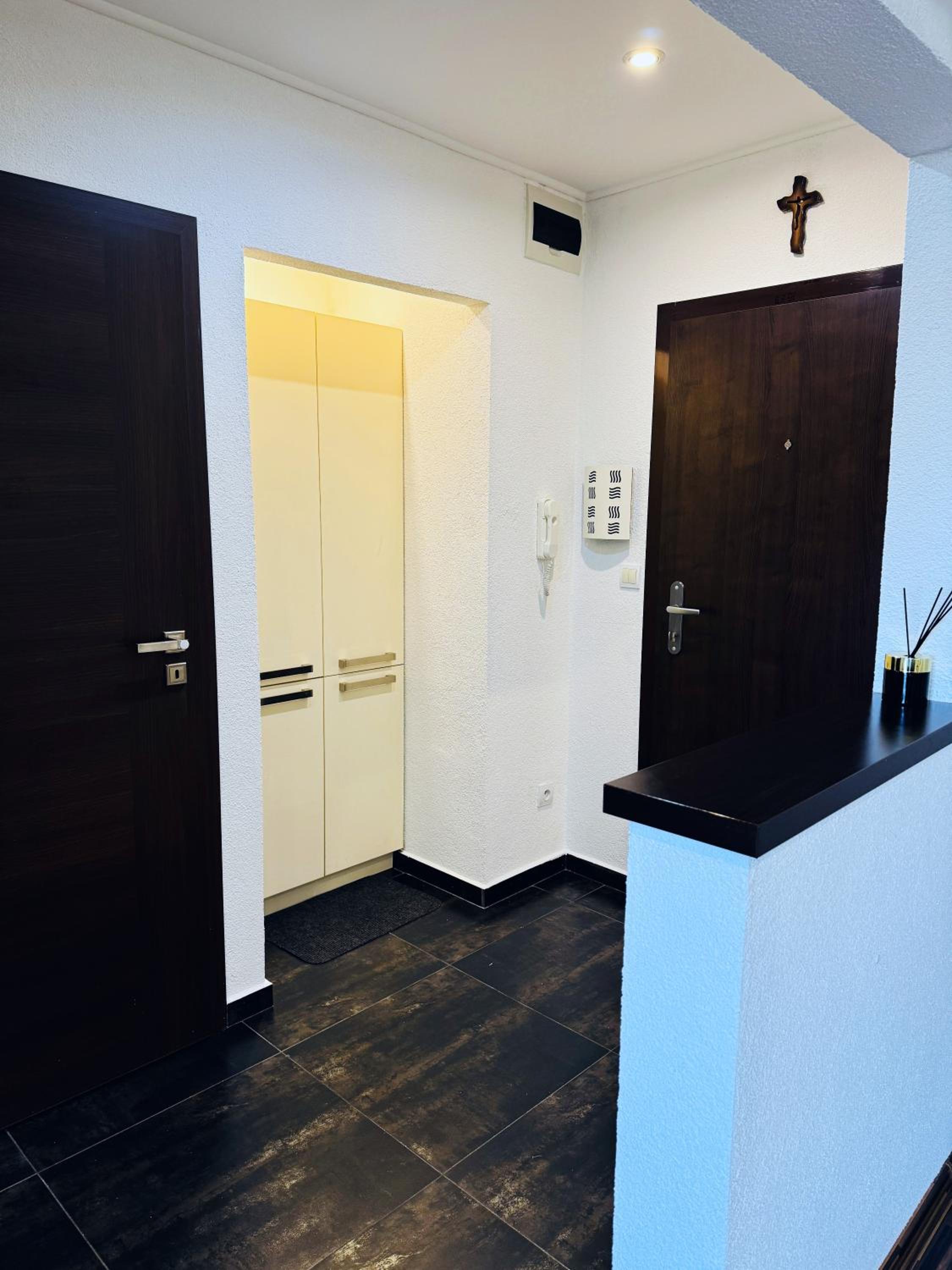 Moderný 2-spálňový apartmán Twins White s balkónom