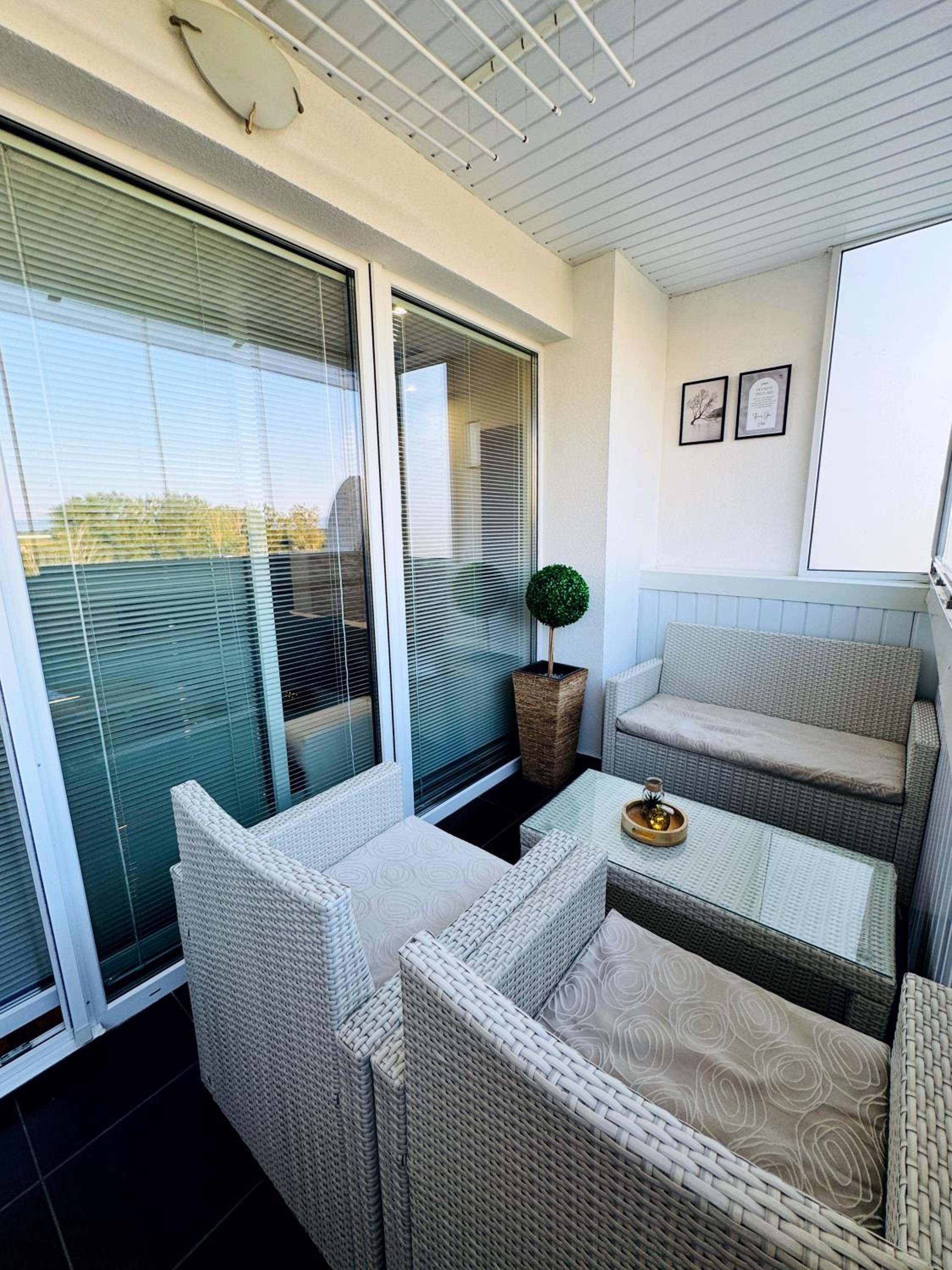 Moderný 2-spálňový apartmán Twins White s balkónom