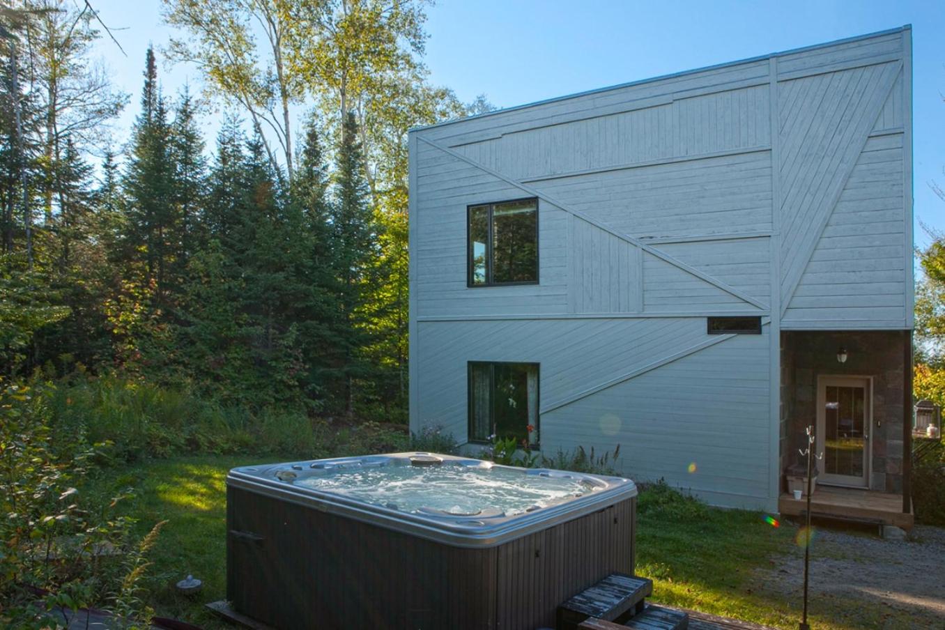 La Romane Stylish forest chalet w spa