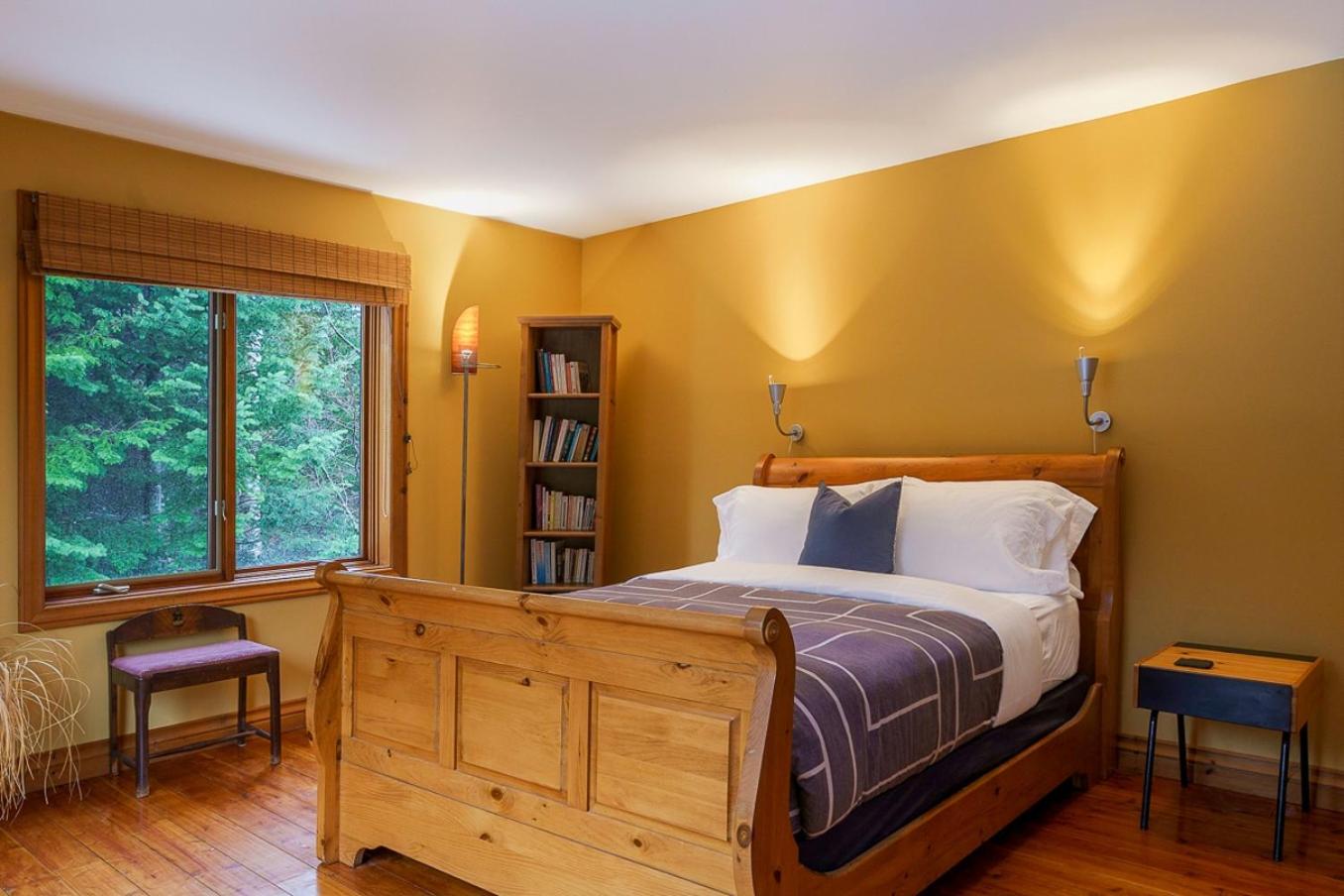 La Romane Stylish forest chalet w spa