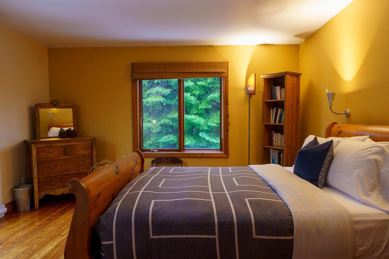La Romane Stylish forest chalet w spa