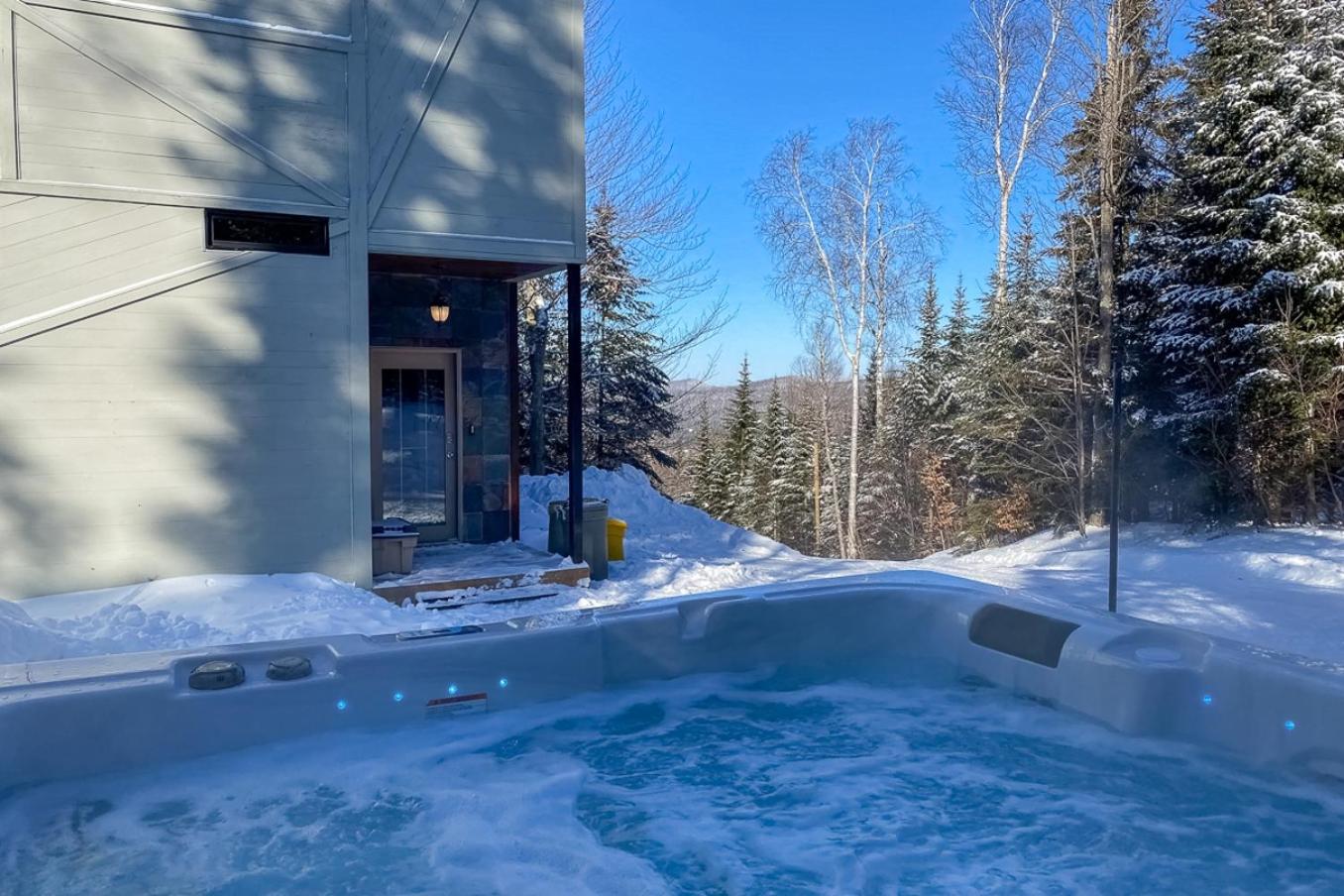 La Romane Stylish forest chalet w spa