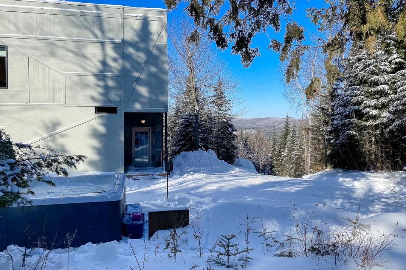 La Romane Stylish forest chalet w spa