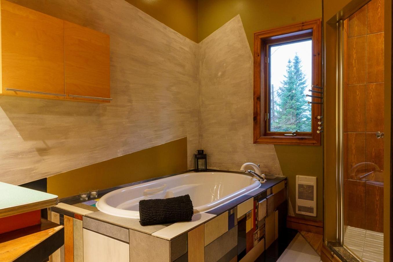 La Romane Stylish forest chalet w spa