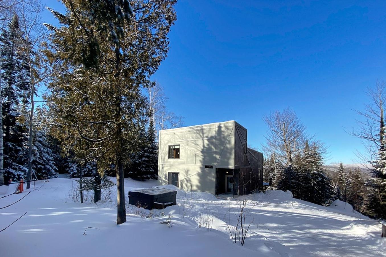 La Romane Stylish forest chalet w spa
