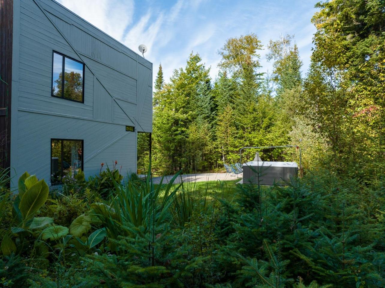 La Romane Stylish forest chalet w spa
