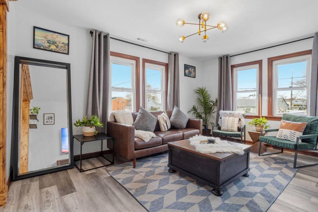 Renovated 6BR 2BA AC home and Game Room view 5