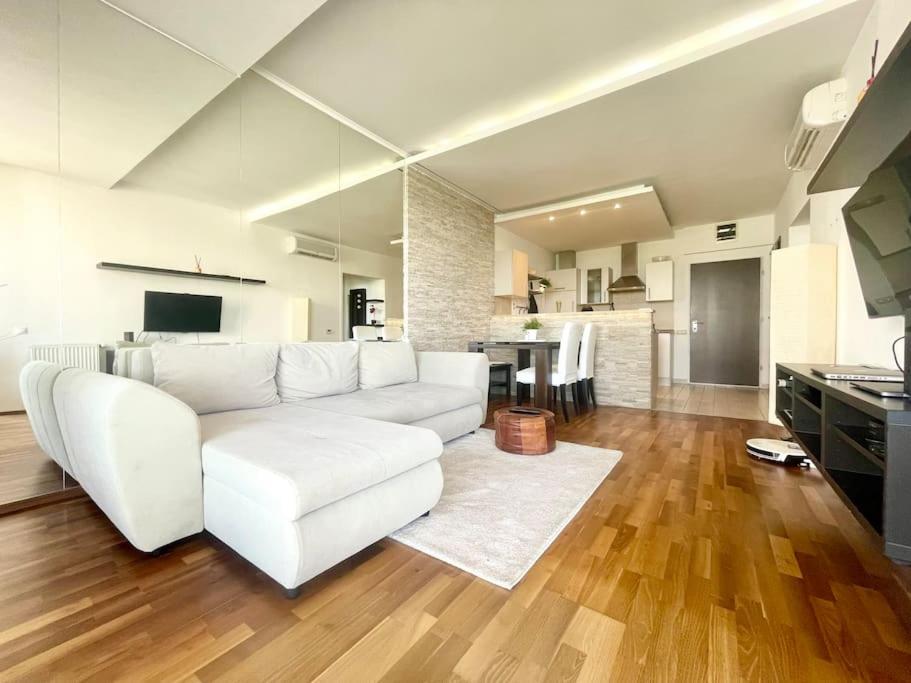 Riverfront Suite Free Parking