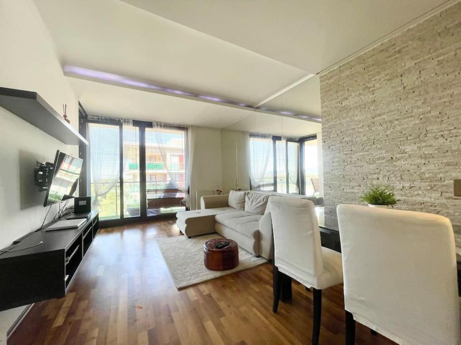 Riverfront Suite Free Parking