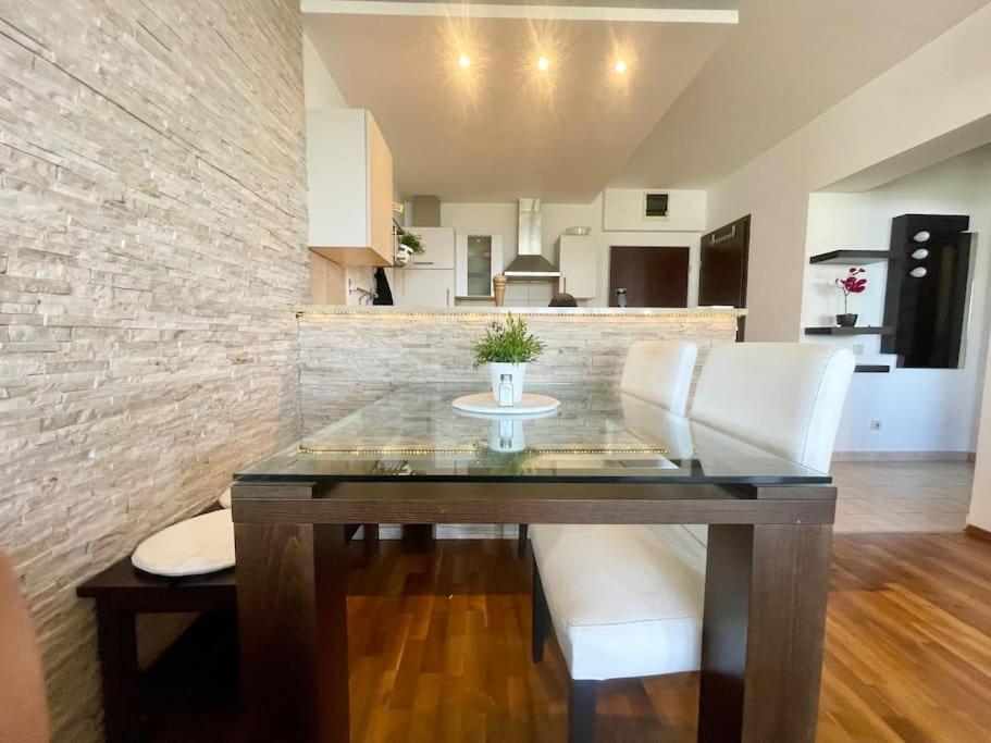 Riverfront Suite Free Parking