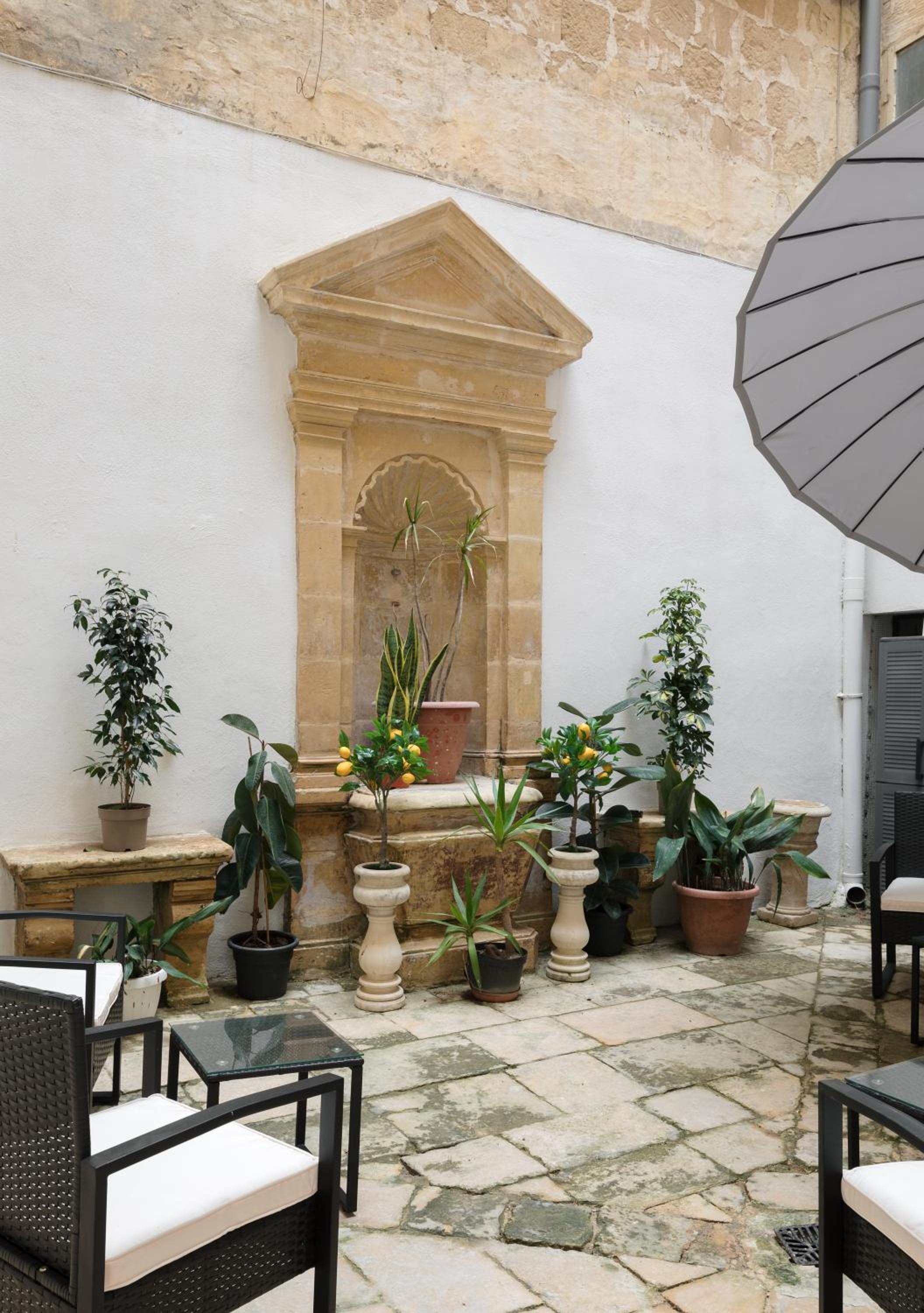 Traditional Apartment with Maltese Internal Court Yard - Designed with Traditional Stone and Tiling photo 5