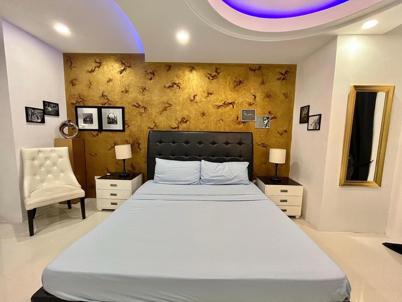 Sheryll Escapes - Kandi Palace Grand 2 BR! Housekeeping, Internet! view 4