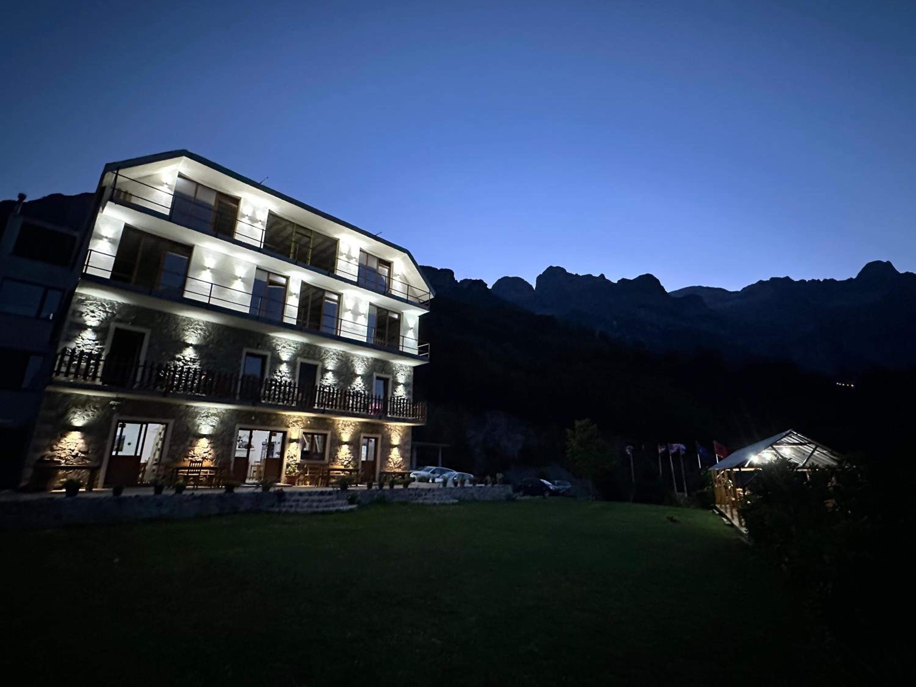 Hotel Vellezrit Guri