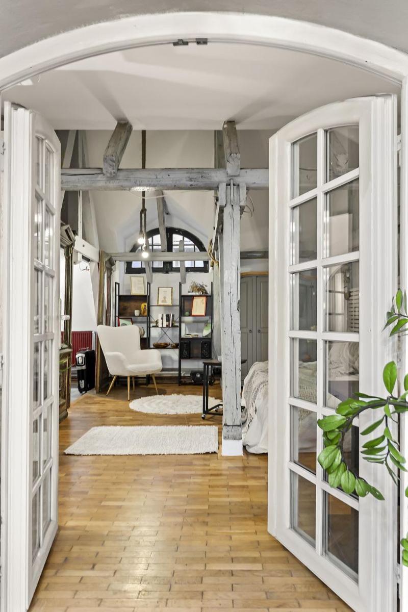 Stay in a Writer's 19th Century Villa Calea Victoriei view 2