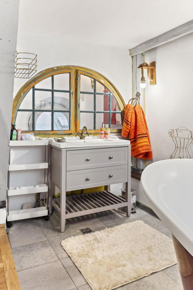 Stay in a Writer's 19th Century Villa Calea Victoriei view 3