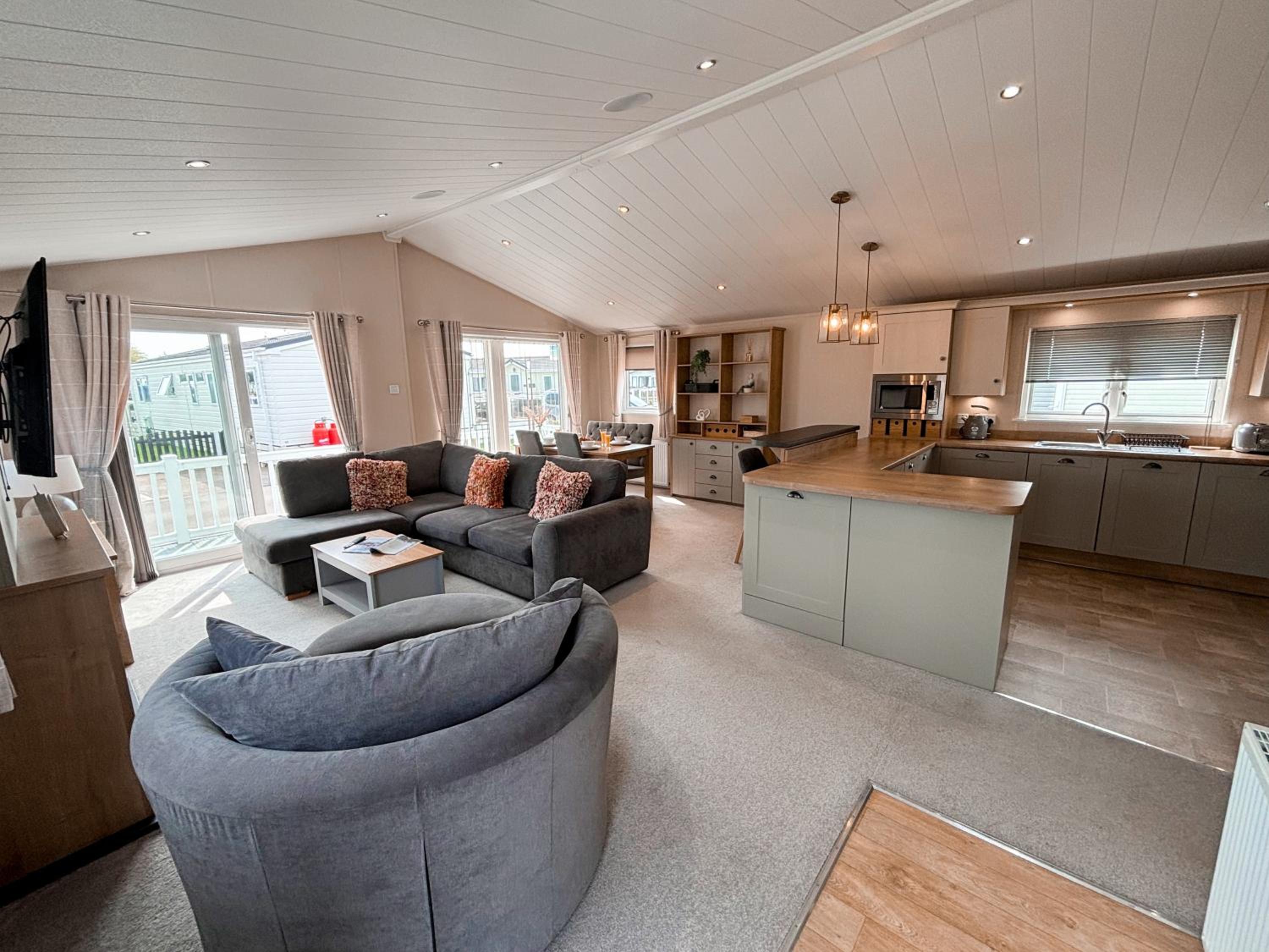 2 Lakeside, Luxury lodge with private garden & parking view 3