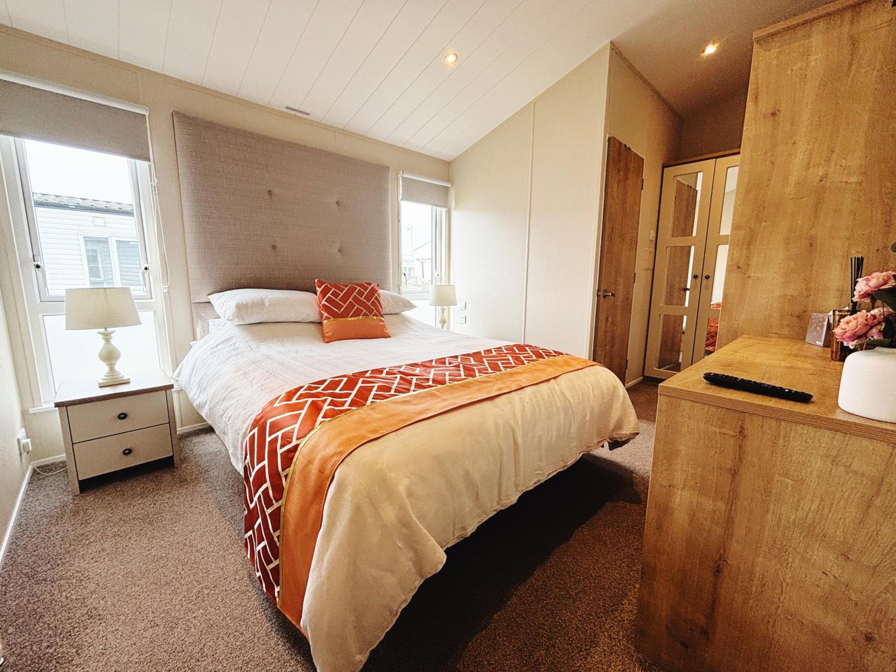 2 Lakeside, Luxury lodge with private garden & parking view 5